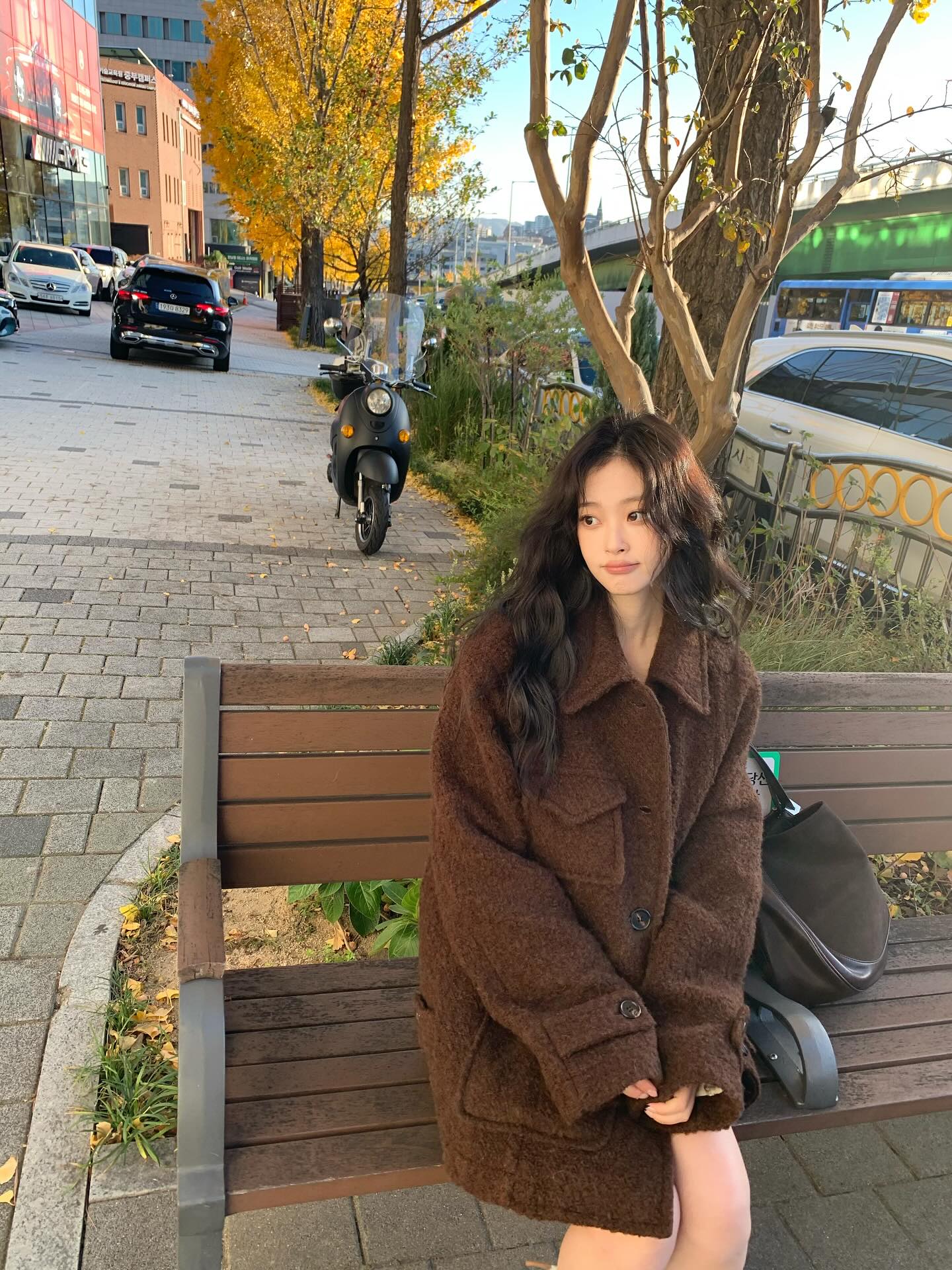 요즘 유행하는 미디 코트🧥
숏보다 따뜻한 미디코트로 데일리룩 코디하기🤎✨ 이미지4