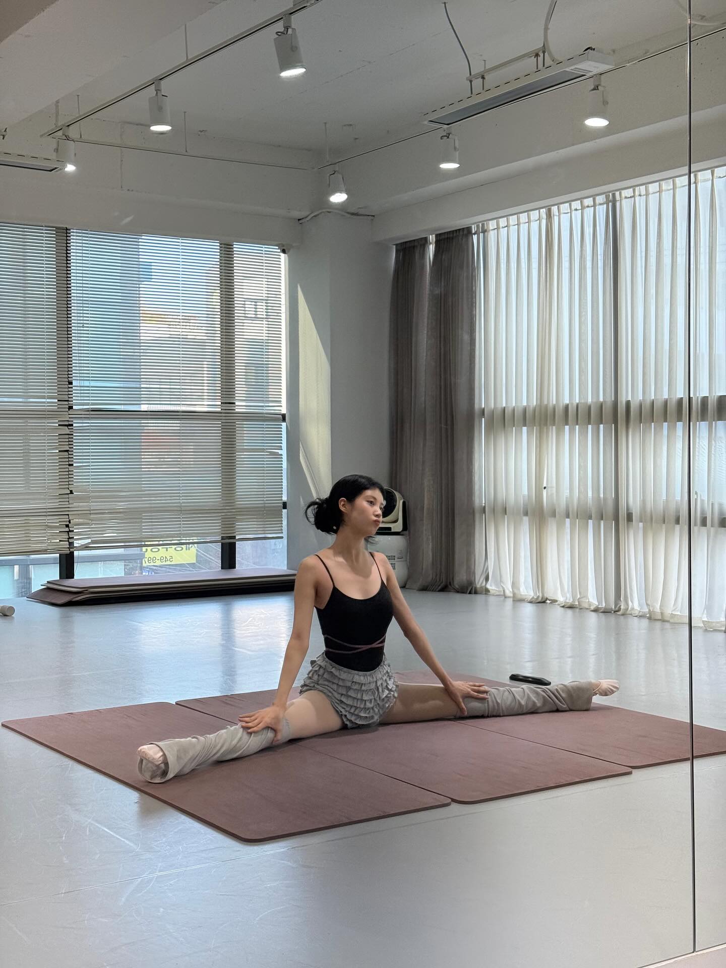 추울 땐 실내에서 가볍게 운동🏃‍♀️
따뜻하게 발레하면서 라인까지 만들어봐🩰🤍 이미지4