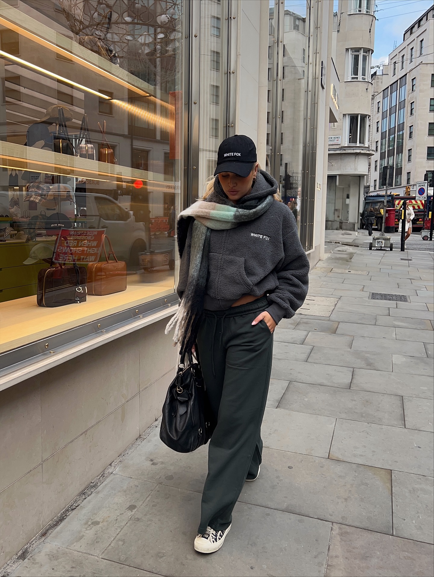 따뜻함은 머플러 하나로 완성🧣
아우터 위에 툭 둘러주면 분위기까지 챙기는 겨울 데일리룩✨ 이미지7