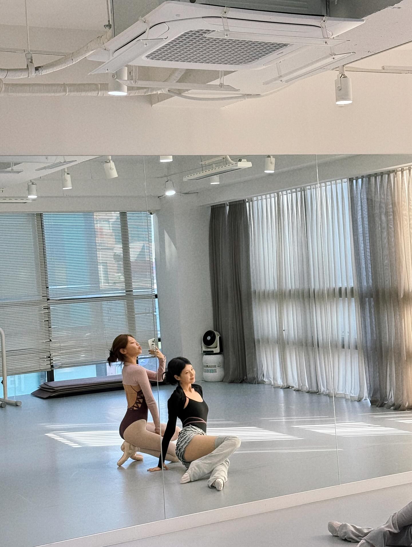 추울 땐 실내에서 가볍게 운동🏃‍♀️
따뜻하게 발레하면서 라인까지 만들어봐🩰🤍 이미지3