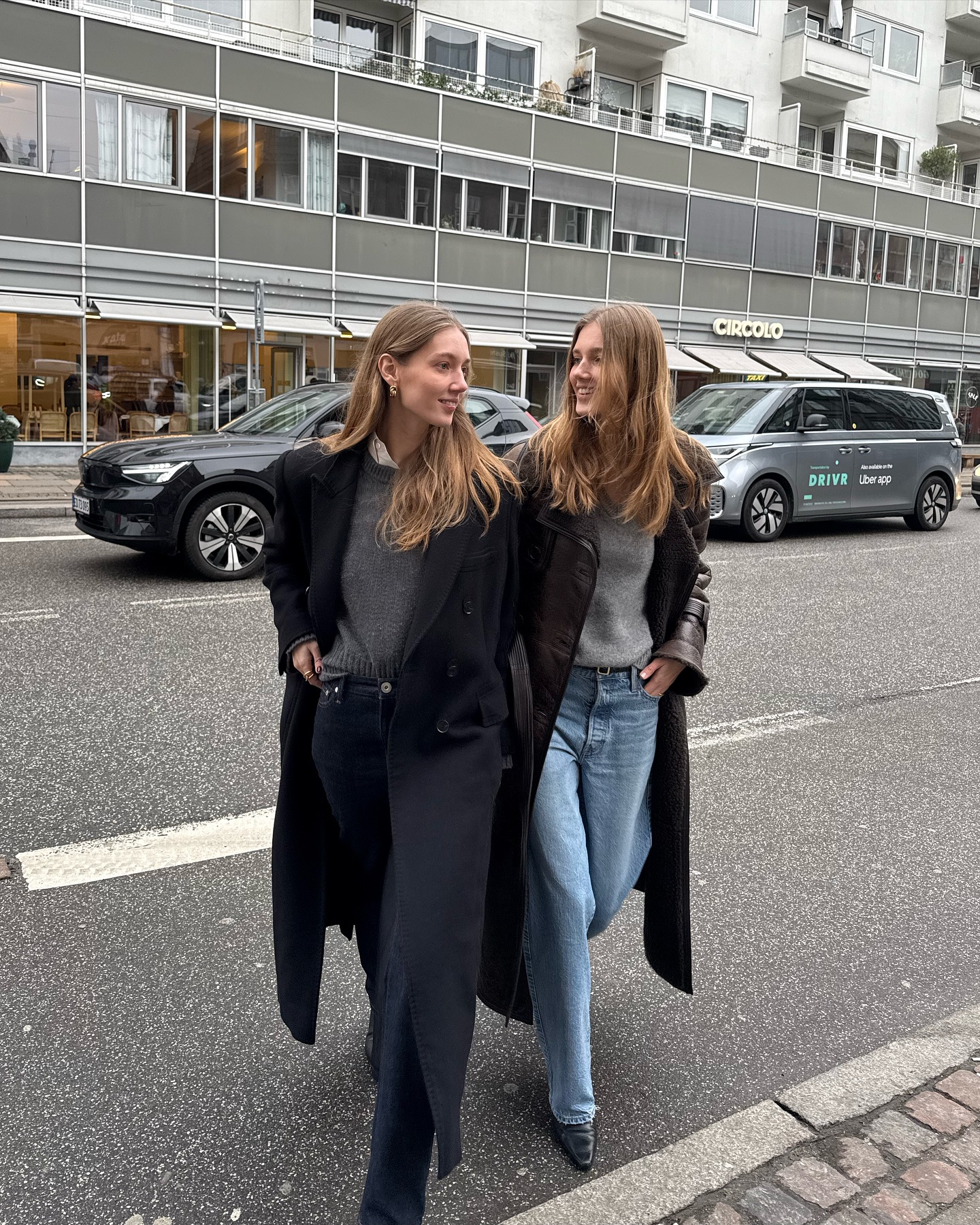 롱 코트 + 니트는 겨울 완벽 조합❄️
내일부터 영하🌡️🧶 포근한 니트와 롱 코트로 따숩게 입자 이미지3