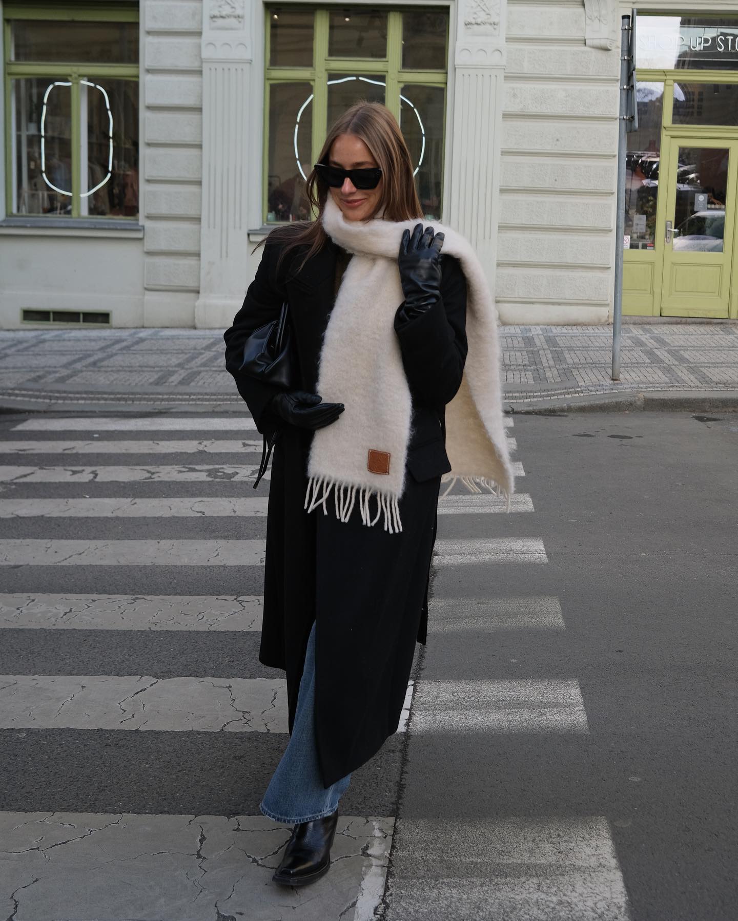 이젠 목도리 칭칭 둘러야 할 날씨🥶
쌀쌀할 땐 따뜻한 목도리로 몸 온도 1도라도 올려주자💡🔍
데일리로 활용하기 좋은 럭셔리 머플러 2가지 소개합니다.
1. 미우미우 울 및 모헤어 스카프, 100만 원대
부드럽고 보송한 질감의 모헤어와 울 혼방 소재로 브랜드 로고 자카드와 프린지 디테일이 포인트죠. 롱 코트랑 체크 스커트와 매치하면 모던하면서도 클래식한 분위기를 완성합니다.
2. 로에베 울 앤드 모헤어 스카프, 50만 원대
보풀이 살짝 있는 플러피한 질감의 모헤어와 울 혼방 소재로, 브랜드 아나그램 패치가 돋보이는 깔끔한 디자인이죠. 데님 팬츠와 롱 코트에 매치하면 화사하면서도 세련된 무드를 연출할 수 있습니다. 이미지5