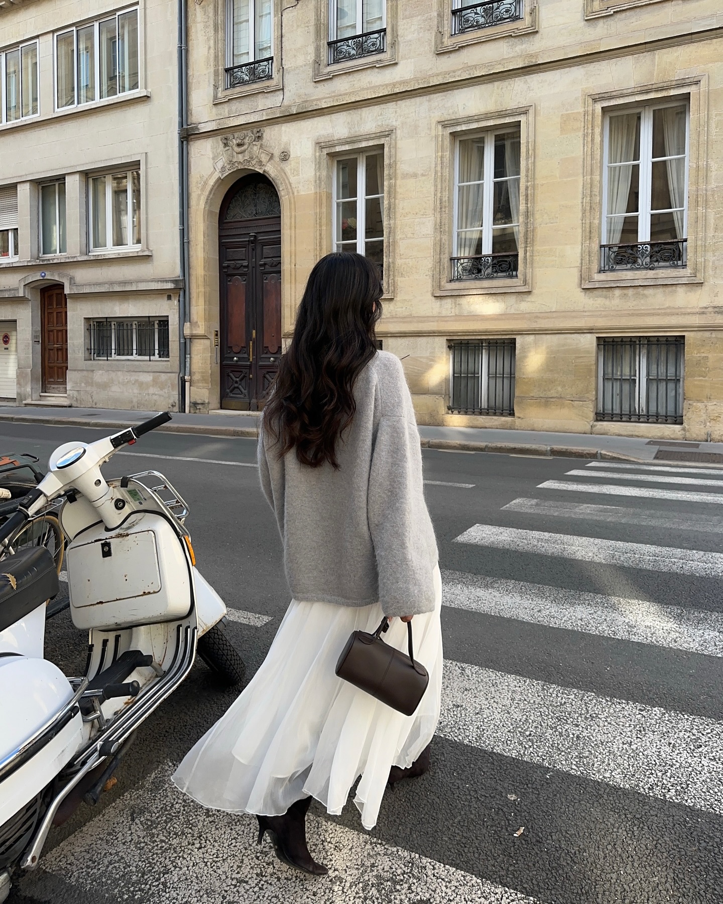 그레이 니트는 역시 화이트야🐇
겨울 미니멀 정석? 그레이 니트와 화이트 스커트나 팬츠 조합🩶🤍 이미지2