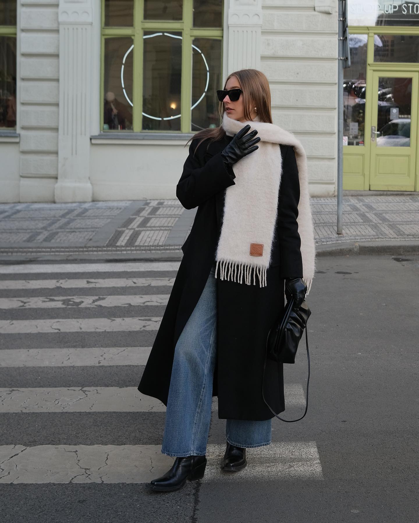 이젠 목도리 칭칭 둘러야 할 날씨🥶
쌀쌀할 땐 따뜻한 목도리로 몸 온도 1도라도 올려주자💡🔍
데일리로 활용하기 좋은 럭셔리 머플러 2가지 소개합니다.
1. 미우미우 울 및 모헤어 스카프, 100만 원대
부드럽고 보송한 질감의 모헤어와 울 혼방 소재로 브랜드 로고 자카드와 프린지 디테일이 포인트죠. 롱 코트랑 체크 스커트와 매치하면 모던하면서도 클래식한 분위기를 완성합니다.
2. 로에베 울 앤드 모헤어 스카프, 50만 원대
보풀이 살짝 있는 플러피한 질감의 모헤어와 울 혼방 소재로, 브랜드 아나그램 패치가 돋보이는 깔끔한 디자인이죠. 데님 팬츠와 롱 코트에 매치하면 화사하면서도 세련된 무드를 연출할 수 있습니다. 이미지6