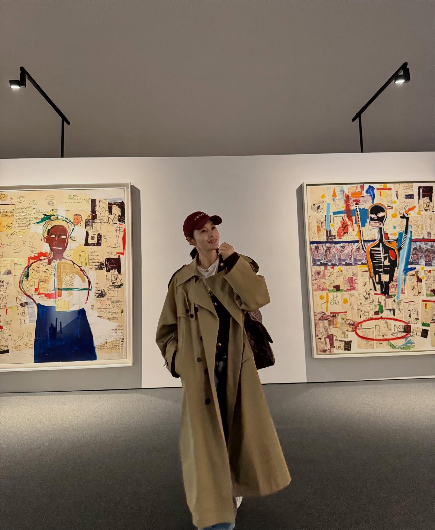 코트에 잘 어울리는 숄더백👜
넣어도 넣어도 여유있는 수납력 든든한 보부상백 2가지🤎

보부상을 위한 데일리 숄더백, 지금 바로 소개해드릴게요.

1. 샤넬 클래식 맥시 핸드백, 1,000만 원대
그레인드 카프스킨에 골드 메탈 체인이 더해진 샤넬의 클래식 맥시 핸드백입니다. 김혜수는 오버핏 트렌치코트와 데님 팬츠를 매치해 세련된 캐주얼 데일리룩을 완성했습니다.

2. 페레가모 허그 소프트 숄더백, 300만 원대
오가닉 카프스킨으로 제작된 숄더백입니다. 골드 버클이 포인트가 되며 베이지 톤이 우아한 무드를 더하는데요. 이민정은 브라운 코트와 터틀넥을 매치해 차분하고 고급스러운 데일리룩을 완성했습니다. 이미지1