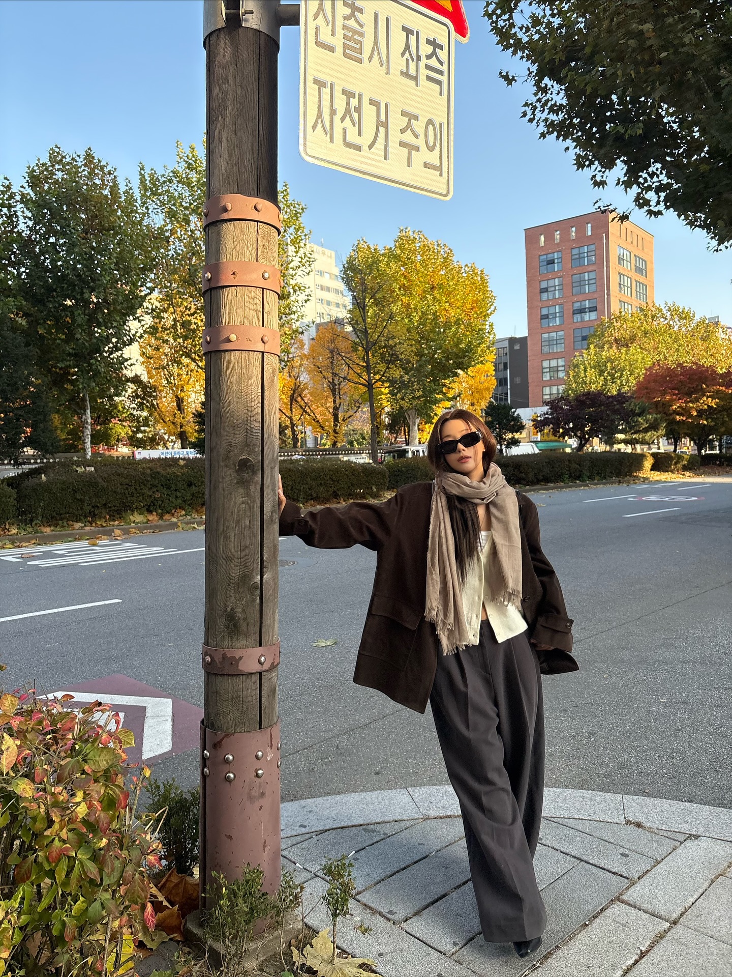 겨울엔 미니멀하게, 숏 코트지💡
헤비 하지 않고 가볍게 입기 좋은 숏 코트로 겨울 시작하자❄️✨ 이미지7