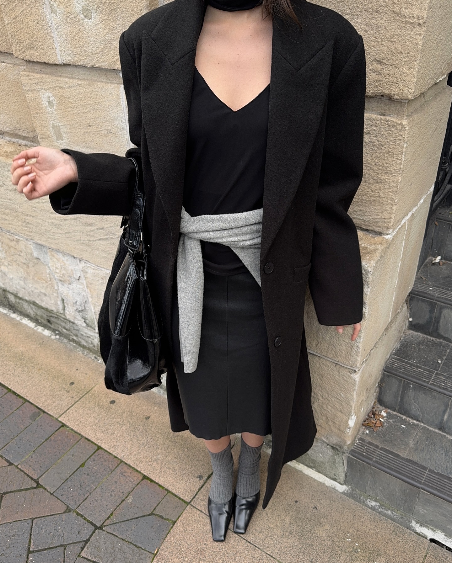 추위에 굴하지 않는 미디스커트✨
미니멀부터 모던까지 센스있는 미디스커트 코디 조합 대방출🔍🧚🏻
 이미지1