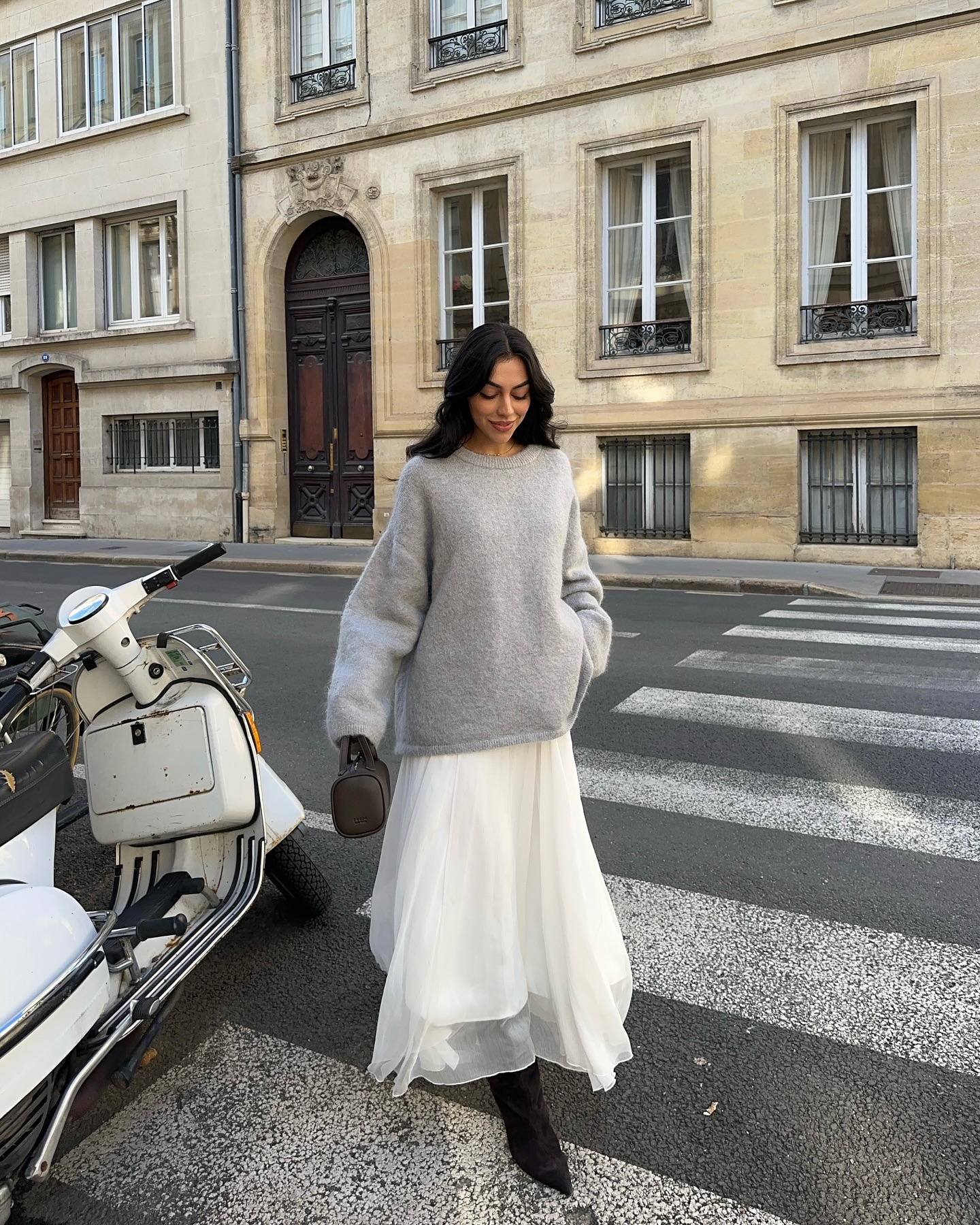 그레이 니트는 역시 화이트야🐇
겨울 미니멀 정석? 그레이 니트와 화이트 스커트나 팬츠 조합🩶🤍 이미지3