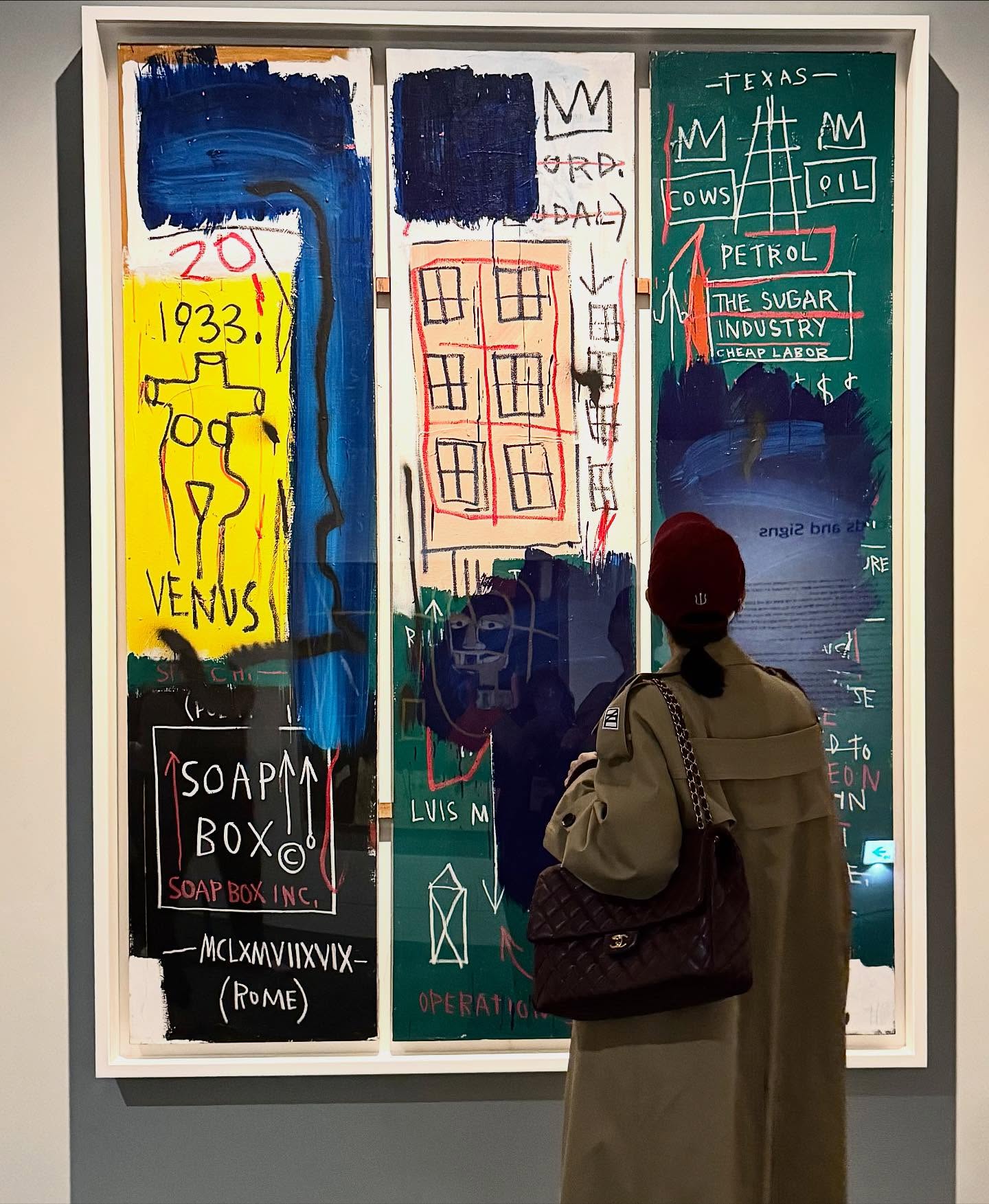 코트에 잘 어울리는 숄더백👜
넣어도 넣어도 여유있는 수납력 든든한 보부상백 2가지🤎

보부상을 위한 데일리 숄더백, 지금 바로 소개해드릴게요.

1. 샤넬 클래식 맥시 핸드백, 1,000만 원대
그레인드 카프스킨에 골드 메탈 체인이 더해진 샤넬의 클래식 맥시 핸드백입니다. 김혜수는 오버핏 트렌치코트와 데님 팬츠를 매치해 세련된 캐주얼 데일리룩을 완성했습니다.

2. 페레가모 허그 소프트 숄더백, 300만 원대
오가닉 카프스킨으로 제작된 숄더백입니다. 골드 버클이 포인트가 되며 베이지 톤이 우아한 무드를 더하는데요. 이민정은 브라운 코트와 터틀넥을 매치해 차분하고 고급스러운 데일리룩을 완성했습니다. 이미지2