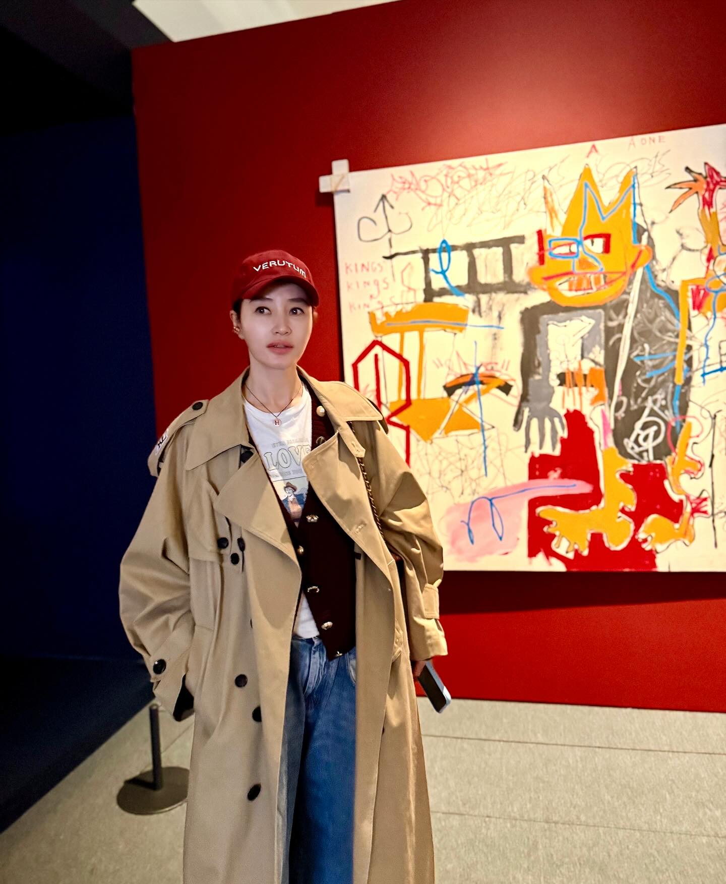 코트에 잘 어울리는 숄더백👜
넣어도 넣어도 여유있는 수납력 든든한 보부상백 2가지🤎

보부상을 위한 데일리 숄더백, 지금 바로 소개해드릴게요.

1. 샤넬 클래식 맥시 핸드백, 1,000만 원대
그레인드 카프스킨에 골드 메탈 체인이 더해진 샤넬의 클래식 맥시 핸드백입니다. 김혜수는 오버핏 트렌치코트와 데님 팬츠를 매치해 세련된 캐주얼 데일리룩을 완성했습니다.

2. 페레가모 허그 소프트 숄더백, 300만 원대
오가닉 카프스킨으로 제작된 숄더백입니다. 골드 버클이 포인트가 되며 베이지 톤이 우아한 무드를 더하는데요. 이민정은 브라운 코트와 터틀넥을 매치해 차분하고 고급스러운 데일리룩을 완성했습니다. 이미지3