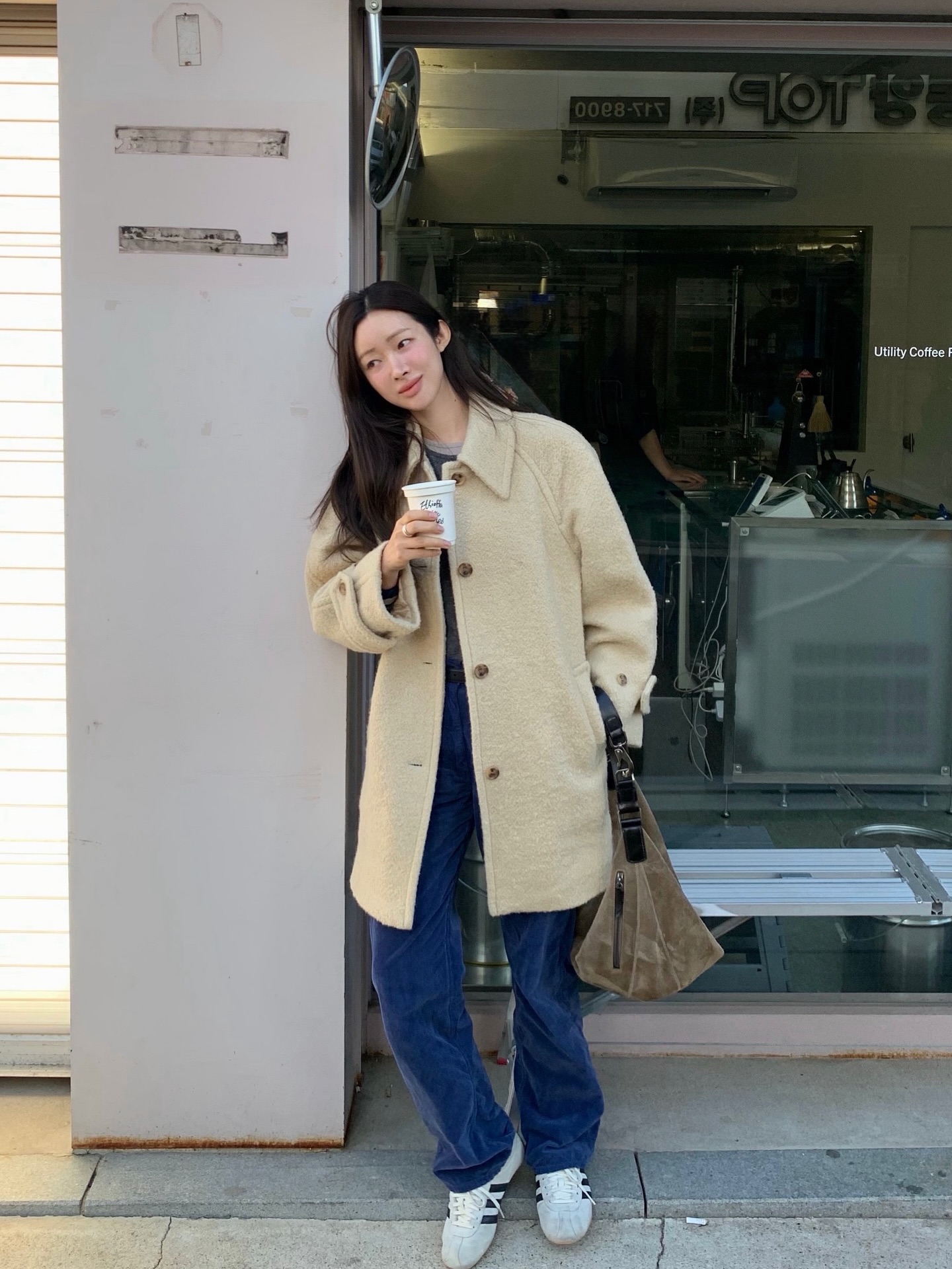 겨울엔 미니멀하게, 숏 코트지💡
헤비 하지 않고 가볍게 입기 좋은 숏 코트로 겨울 시작하자❄️✨ 이미지1