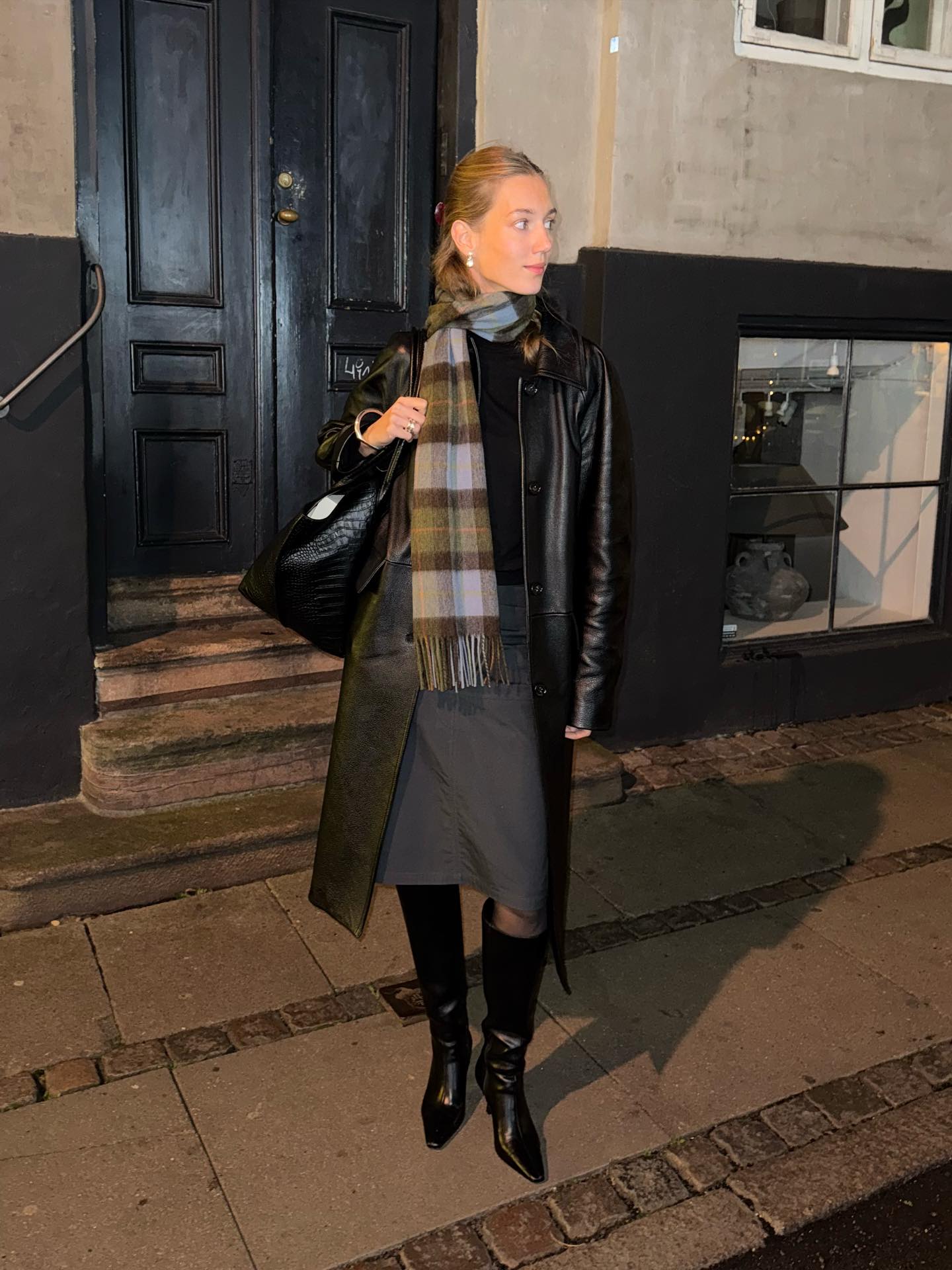 추위에 굴하지 않는 미디스커트✨
미니멀부터 모던까지 센스있는 미디스커트 코디 조합 대방출🔍🧚🏻
 이미지3