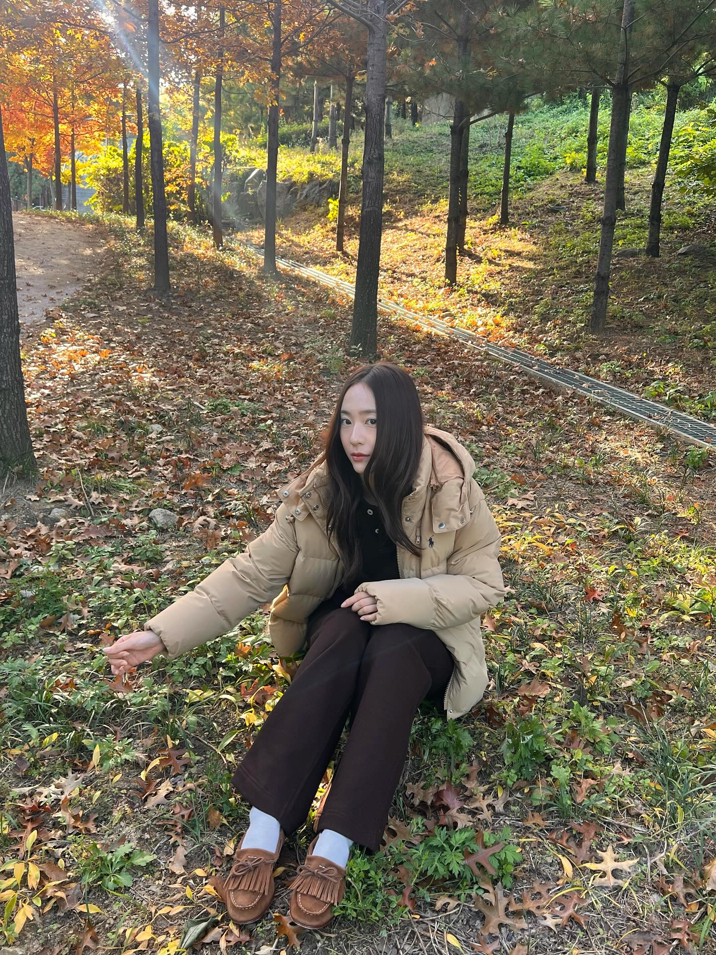 이제 진짜 겨울 준비 시작⛄️
데일리룩 고민 줄여주는 패딩 2가지 추천🖤

겨울에 입기 좋은 패딩 2가지, 지금 소개해드릴게요.

1. 폴로 랄프 로렌 퀼트 후드 다운 재킷, 70만 원대
퀼트 패딩 디자인에 탈부착 가능한 드로스트링 후드와 2웨이 지퍼가 더해진 다운 재킷입니다. 크리스탈은 브라운 셋업과 랄프로렌 비니를 매치해 캐주얼한 데일리룩을 완성했습니다.

2. 노스페이스 1996 레트로 눕시 자켓, 40만 원대
리사이클 다운 소재에 스탠드넥 내장형 후드와 밑단 스트링이 더해진 클래식 눕시 자켓입니다. 김나영은 레드 팬츠와 퍼 모자를 매치해 아웃도어 무드의 캐주얼룩을 완성했습니다. 이미지2