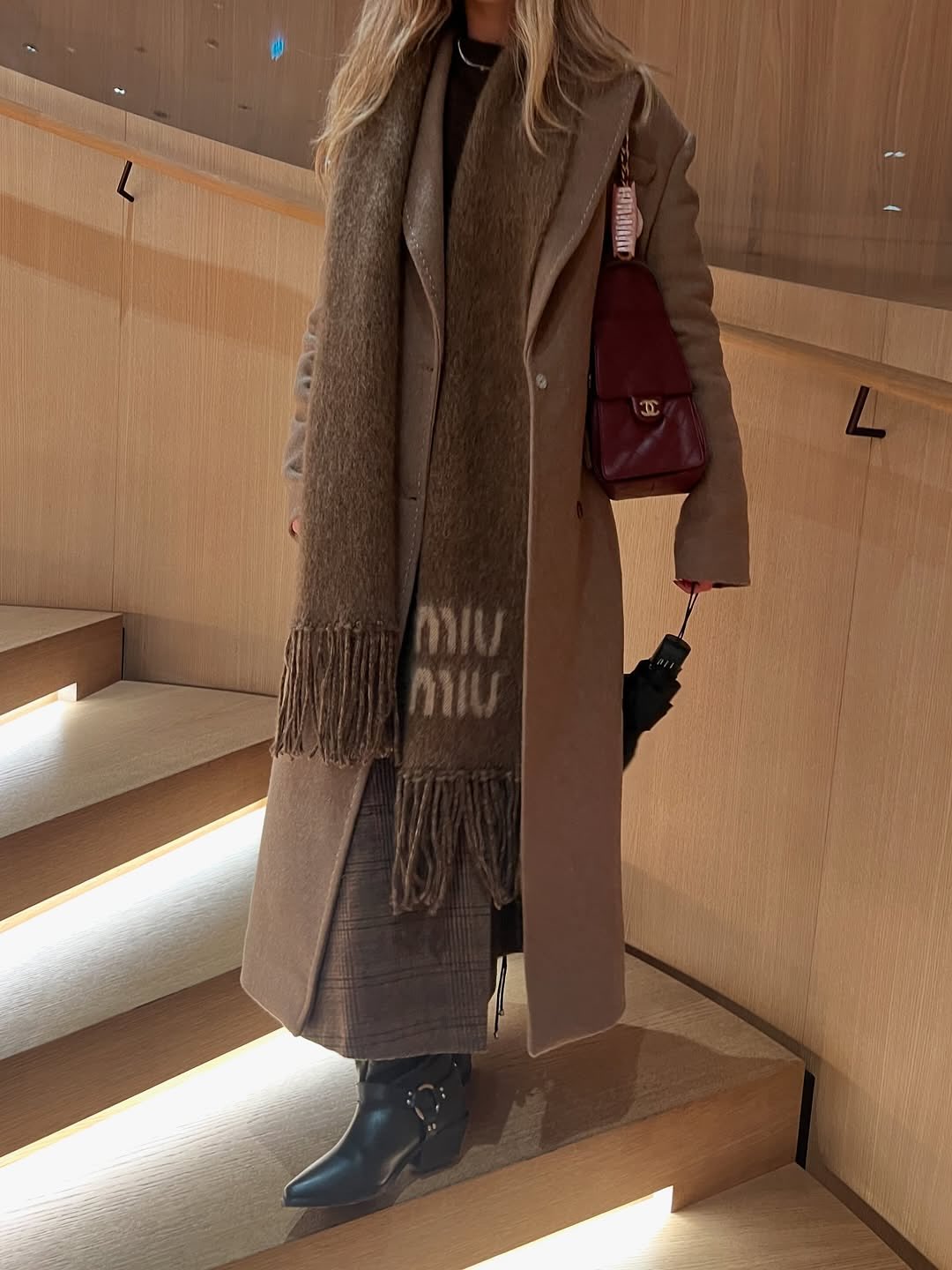 이젠 목도리 칭칭 둘러야 할 날씨🥶
쌀쌀할 땐 따뜻한 목도리로 몸 온도 1도라도 올려주자💡🔍
데일리로 활용하기 좋은 럭셔리 머플러 2가지 소개합니다.
1. 미우미우 울 및 모헤어 스카프, 100만 원대
부드럽고 보송한 질감의 모헤어와 울 혼방 소재로 브랜드 로고 자카드와 프린지 디테일이 포인트죠. 롱 코트랑 체크 스커트와 매치하면 모던하면서도 클래식한 분위기를 완성합니다.
2. 로에베 울 앤드 모헤어 스카프, 50만 원대
보풀이 살짝 있는 플러피한 질감의 모헤어와 울 혼방 소재로, 브랜드 아나그램 패치가 돋보이는 깔끔한 디자인이죠. 데님 팬츠와 롱 코트에 매치하면 화사하면서도 세련된 무드를 연출할 수 있습니다. 이미지3