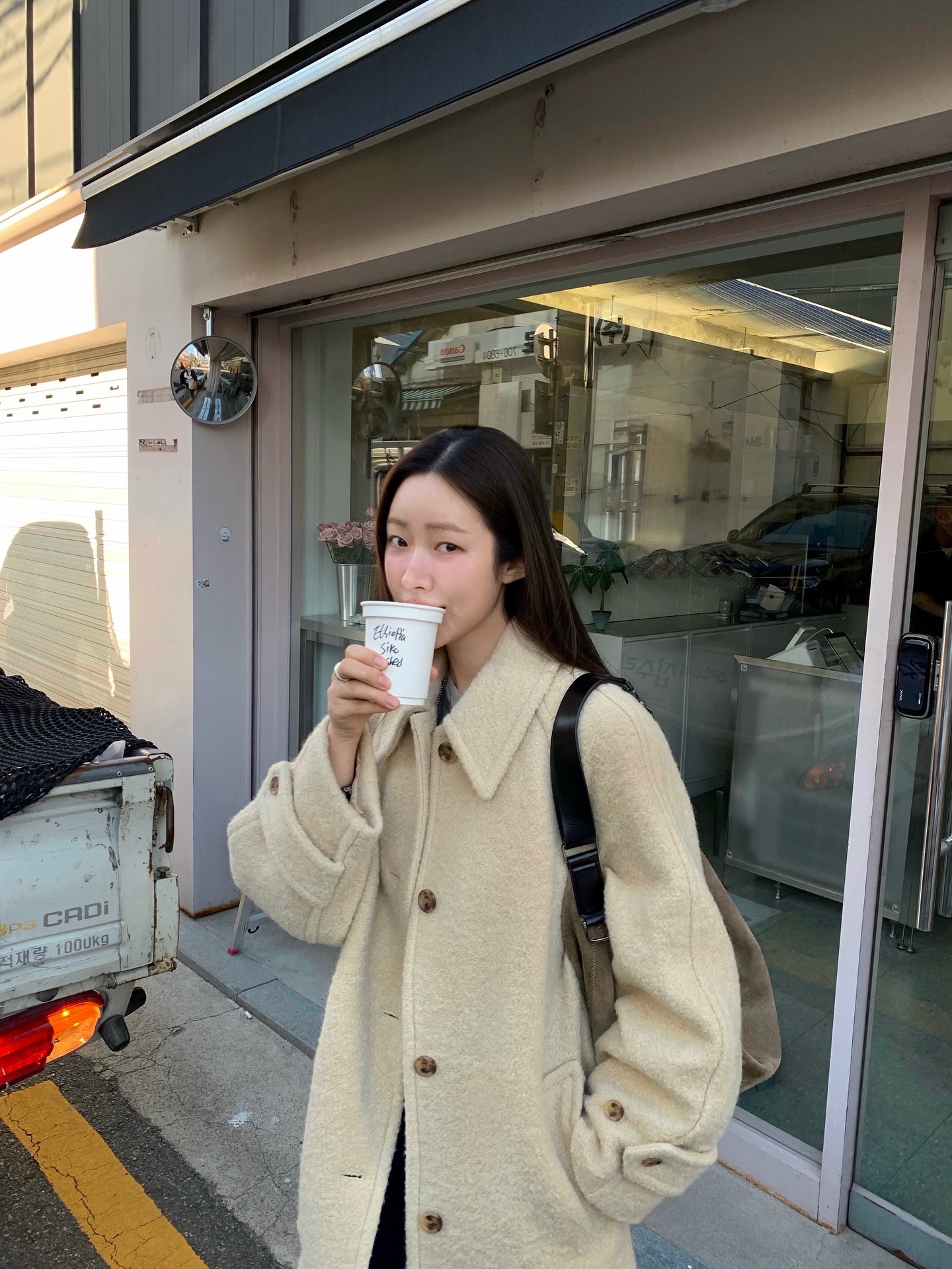 겨울엔 미니멀하게, 숏 코트지💡
헤비 하지 않고 가볍게 입기 좋은 숏 코트로 겨울 시작하자❄️✨ 이미지2