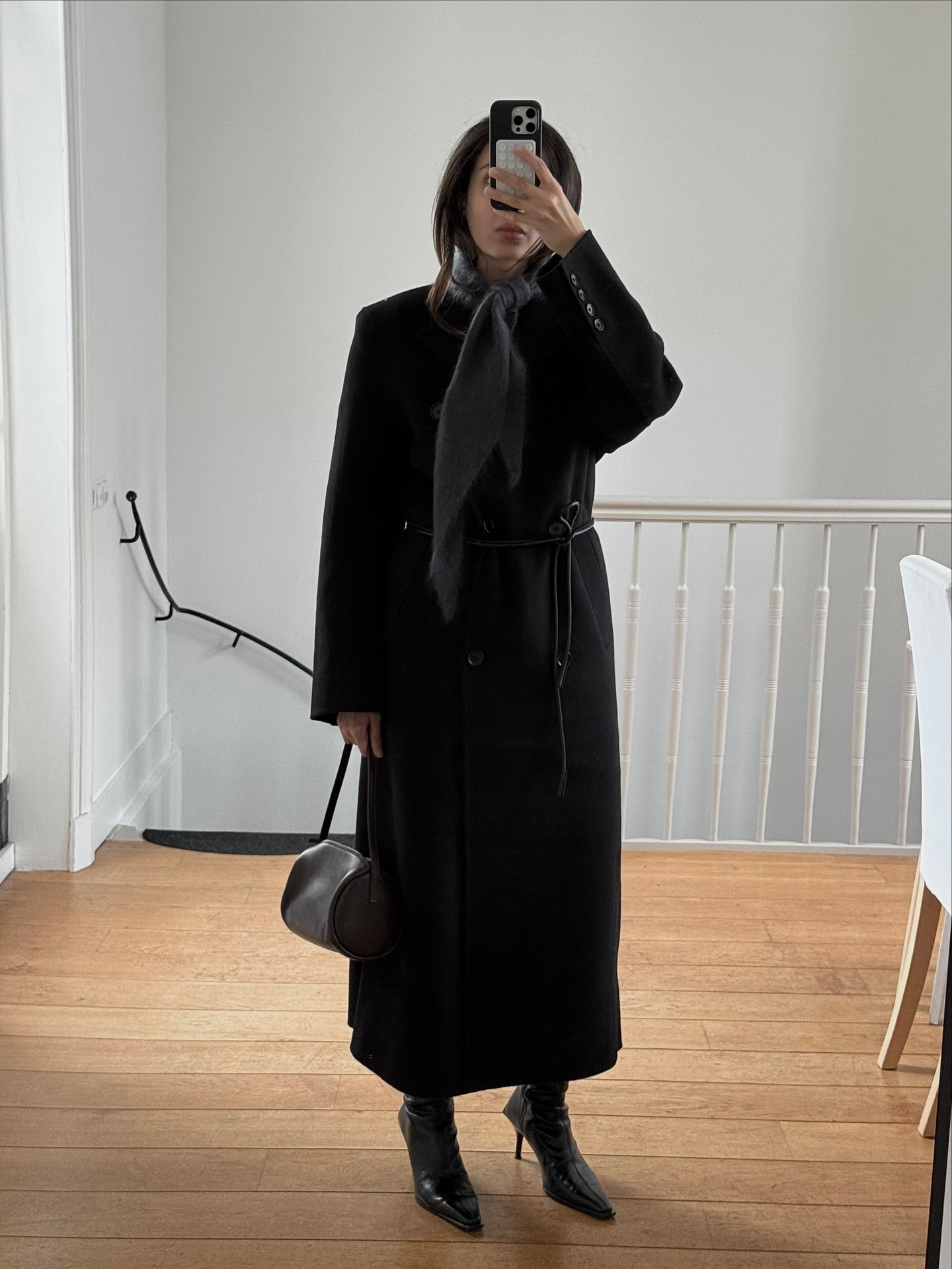 코트가 가장 예쁜 계절 오셨다🖤
겨울 롱 코트 장만하기 전✋🏻💡롱 코트 종류에 대해 미리 알고 가자

롱 코트 구매 전 참고하기 좋은 4가지 참고해 보세요.

1. 싱글 코트
단추가 한 줄 디자인된 싱글 코트는 가장 기본적인 클랙식 아이템입니다. 깔끔하고 단정한 직선적인 실루엣이 특징으로, 격식 있는 자리부터 출근룩까지 다양한 스타일에 활용하기 좋습니다.

2. 스카프 코트
최근 브랜드에서 자주 보이는 스카프 코트는 코트와 스카프가 일체형으로 구성되어 머플러 대신 활용할 수 있죠. 같은 컬러와 소재를 활용해 세련되고 우아한 분위기를 느낄 수 있습니다.

3. 더블 코트
더블 코트는 단추가 두 줄로 달려 겹쳐 여며 입는 디자인으로 클래식하고 포멀한 느낌이 돋보이죠. 싱글 코트보다 한층 더 볼륨감 있고 러프한 실루엣을 연출할 수 있습니다.

4. 벨티드 코트
허리에 벨트가 달린 벨티드 코트는 체형에 맞게 조절할 수 있어 여성스러운 허리 라인을 강조하죠. 겨울철 두꺼운 옷들로 부해 보이는 실루엣을 깔끔하게 정리할 수 있습니다. 이미지8