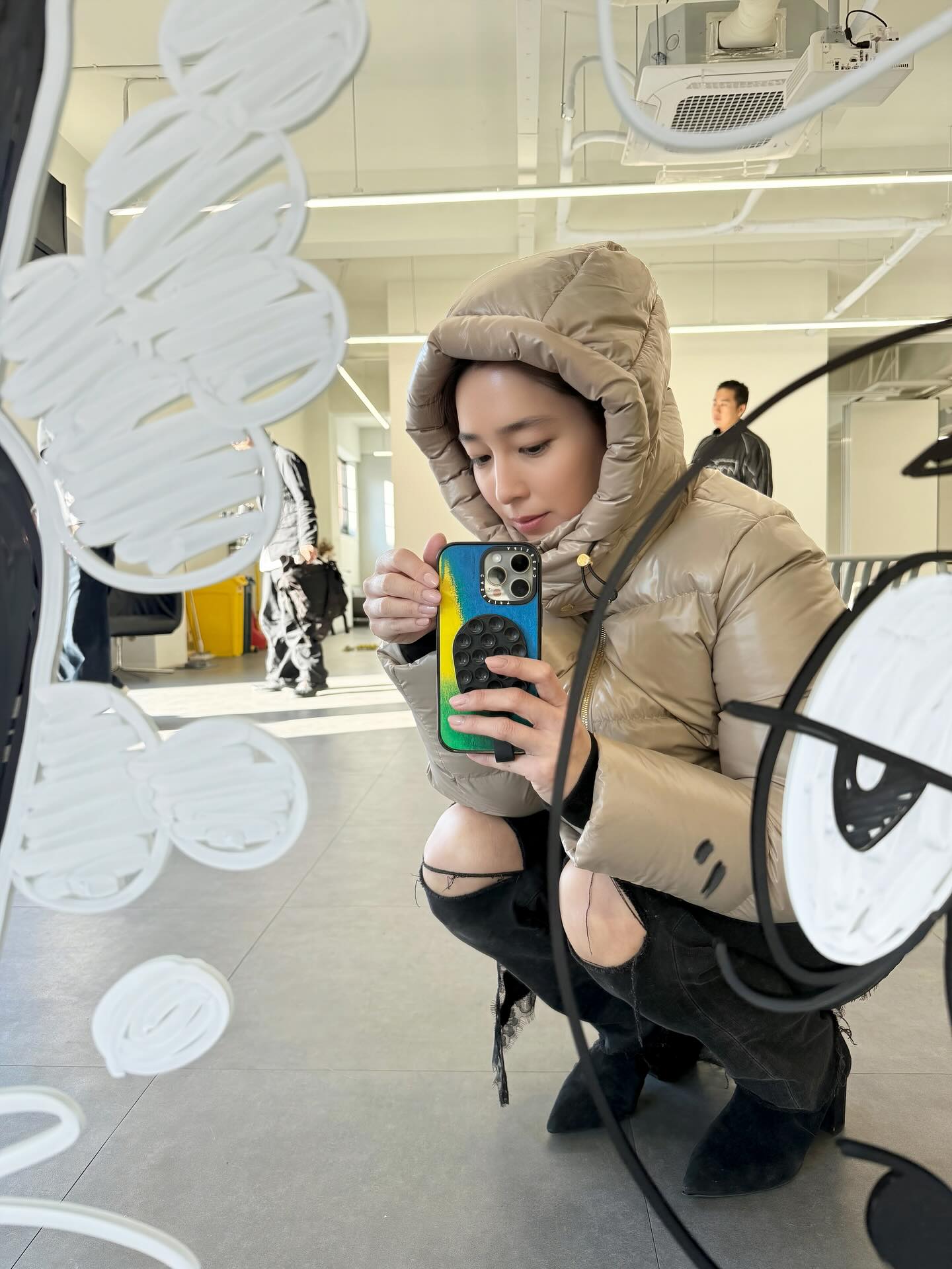 집처럼 포근한 무스너클 패딩🔥
올겨울 마르고 닳도록 입을 패딩💚🧚🏻여기서 골라보자!

지금 날씨에 필요한 이민정의 무스너클 패딩 2가지를 소개합니다.

1. 조이스 3Q 재킷, 100만 원대
목을 감싸는 하이넥과 구스다운 충전재로 가볍고 보온성이 뛰어나며, 볼륨감 있는 다이아몬드 퀼팅 패턴이 돋보이죠. 하프 집업과 데님 팬츠에 매치하면 데일리한 캐주얼 무드를, 블랙 터틀넥과 매치하면 세련된 분위기를 연출할 수 있습니다.

2. 문스톤 푸퍼 재킷, 100만 원대
나일론 소재와 오리털 충전재를 활용한 패딩으로 탈부착식 후드와 광택 마감, 금속 투웨이 지퍼 디테일이 포인트죠. 블랙 롱 슬리브와 흑청 데님 팬츠에 매치하면 스트릿한 감각의 세련된 겨울룩을 완성할 수 있습니다. 이미지6