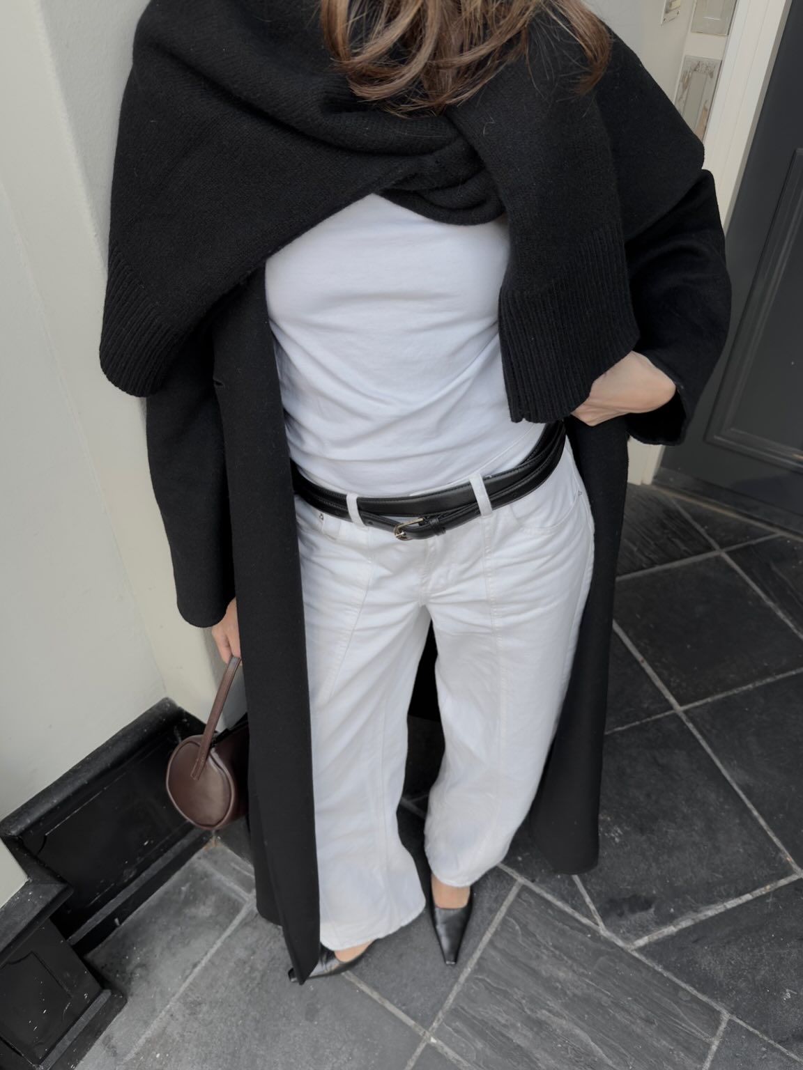 화이트 팬츠엔 롱코트 문제없어🤍
겨울 출근룩엔 화이트 팬츠와 롱코트 조합으로 미니멀하게✨🖤 이미지3