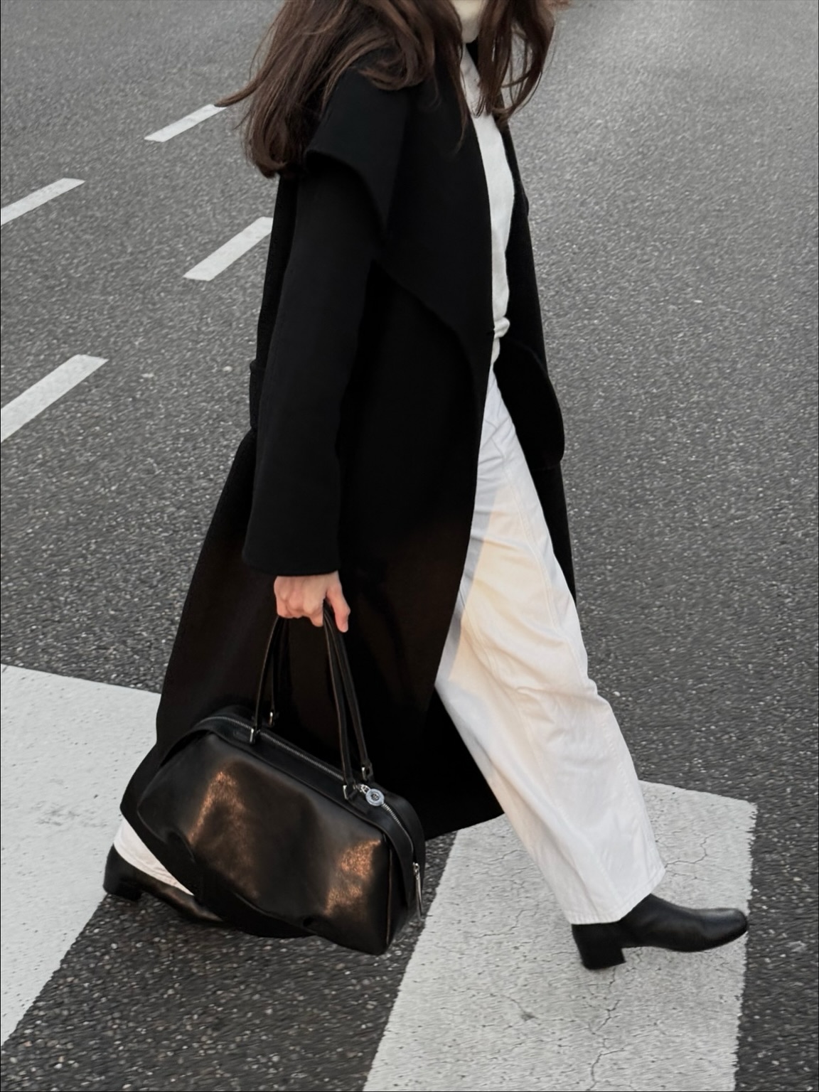 화이트 팬츠엔 롱코트 문제없어🤍
겨울 출근룩엔 화이트 팬츠와 롱코트 조합으로 미니멀하게✨🖤 이미지1