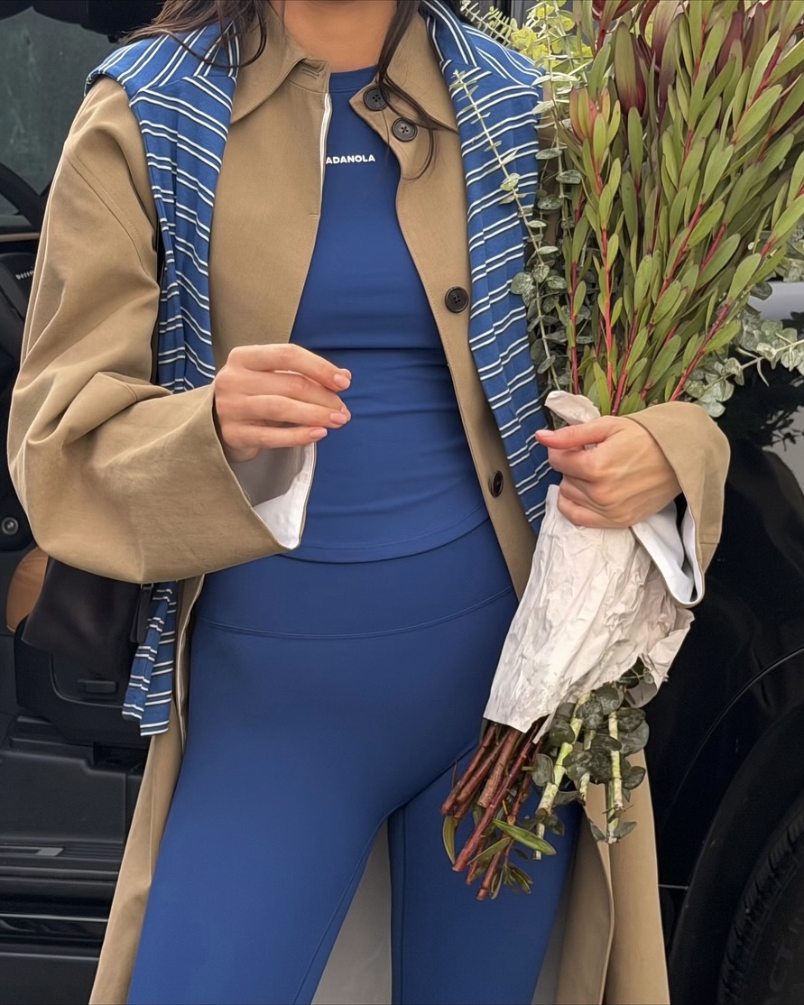 요즘 젠지들이 푹 빠진 아다 놀라💫
켄달 제너도 즐겨 입는다는데👀🤍스타일링 꿀팁까지 보고가!
믿고 보는 켄달 제너의 애슬레저 아이템, 아다 놀라 3가지를 소개합니다.
1. 리브 스트라이프 롱 슬리브 티셔츠, 10만 원대
부드러운 면 소재와 세미 슬림 핏으로 깔끔한 컬리지 블루 톤에 화이트 스트라이프가 포인트로 더해졌죠. 켄달 제너는 허리에 티셔츠를 둘러 포인트를 살리면서도 자연스럽게 커버업 효과까지 살렸습니다.
2. 얼티밋 레깅스, 10만 원대
네 방향으로 자유롭게 늘어나는 4‑ Way 스트레치 소재로 허리 뒤쪽 로고와 높은 허리선이 탄탄한 지지력과 체형에 맞게 실루엣을 완성해 주죠. 셋업 상의와 매치하면 깔끔하고 쿨하면서도, 활동하기 편한 애슬레저룩을 완성할 수 있습니다.
3. 얼티밋 커브드 헴 탑, 8만 원대
재활용 소재인 폴리아미드와 엘라스테인 혼방 소재로 짧은 소매와 곡선형 밑단이 시선을 자연스럽게 분산시켜 체형 보완에 효과적이죠. 켄달 제너처럼 트렌치코트와 플랫슈즈를 매치하면 캐주얼함은 덜면서 페미닌한 분위기를 연출할 수 있습니다. 이미지5