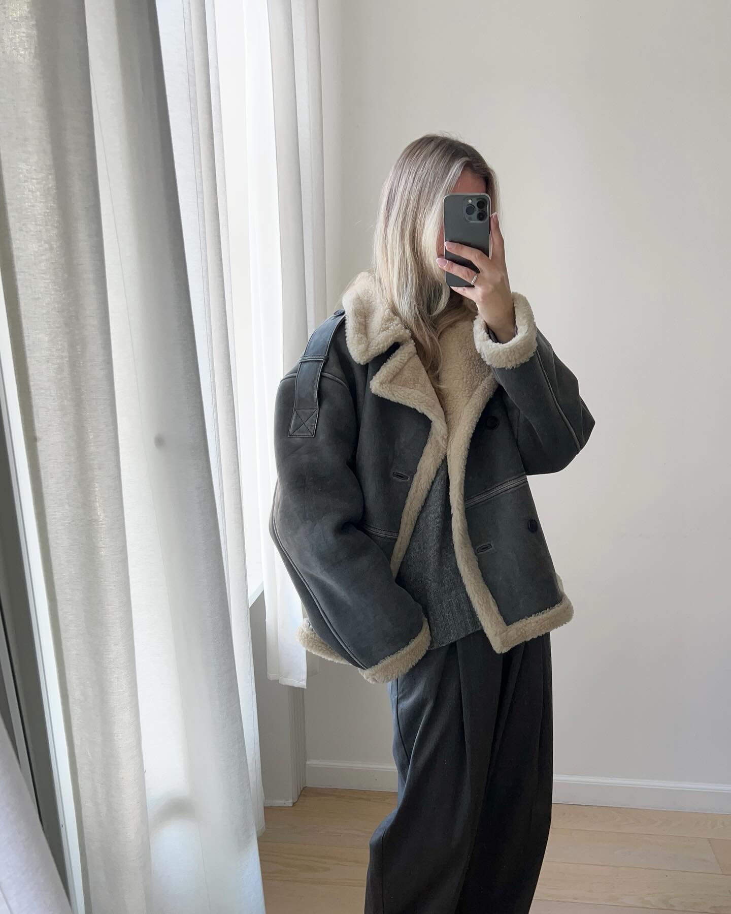 오늘은 무스탕 입고 나가볼까?🧸
영하에도 끄떡없는 포근 무스탕으로 데일리룩 완성해 보자🤎🖤 이미지4