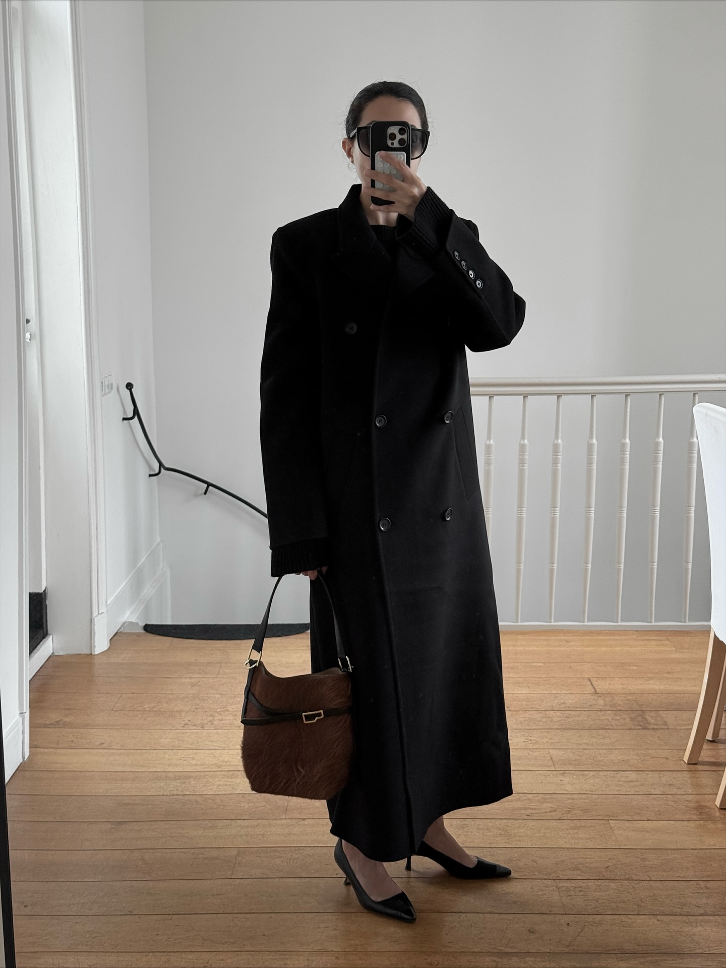 코트가 가장 예쁜 계절 오셨다🖤
겨울 롱 코트 장만하기 전✋🏻💡롱 코트 종류에 대해 미리 알고 가자

롱 코트 구매 전 참고하기 좋은 4가지 참고해 보세요.

1. 싱글 코트
단추가 한 줄 디자인된 싱글 코트는 가장 기본적인 클랙식 아이템입니다. 깔끔하고 단정한 직선적인 실루엣이 특징으로, 격식 있는 자리부터 출근룩까지 다양한 스타일에 활용하기 좋습니다.

2. 스카프 코트
최근 브랜드에서 자주 보이는 스카프 코트는 코트와 스카프가 일체형으로 구성되어 머플러 대신 활용할 수 있죠. 같은 컬러와 소재를 활용해 세련되고 우아한 분위기를 느낄 수 있습니다.

3. 더블 코트
더블 코트는 단추가 두 줄로 달려 겹쳐 여며 입는 디자인으로 클래식하고 포멀한 느낌이 돋보이죠. 싱글 코트보다 한층 더 볼륨감 있고 러프한 실루엣을 연출할 수 있습니다.

4. 벨티드 코트
허리에 벨트가 달린 벨티드 코트는 체형에 맞게 조절할 수 있어 여성스러운 허리 라인을 강조하죠. 겨울철 두꺼운 옷들로 부해 보이는 실루엣을 깔끔하게 정리할 수 있습니다. 이미지5