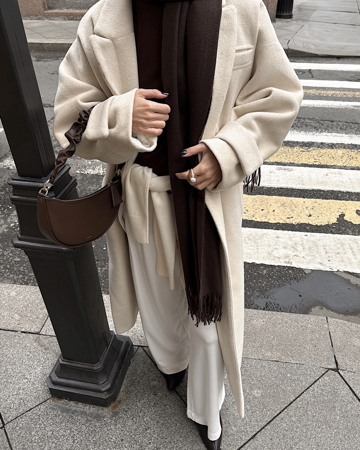 화이트 팬츠엔 롱코트 문제없어🤍
겨울 출근룩엔 화이트 팬츠와 롱코트 조합으로 미니멀하게✨🖤 이미지7