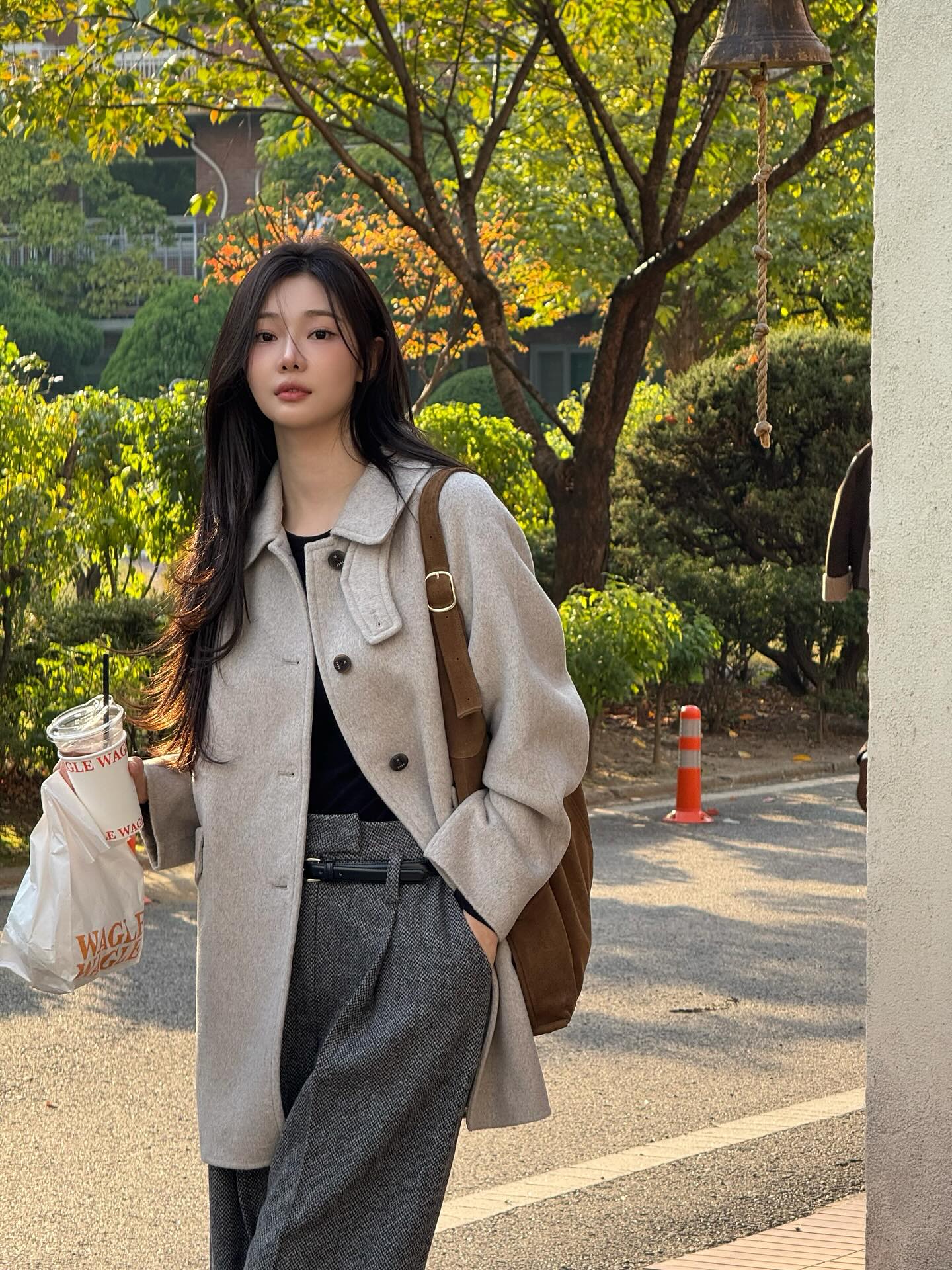 요즘 유행하는 미디 코트🧥
숏보다 따뜻한 미디코트로 데일리룩 코디하기🤎✨ 이미지2