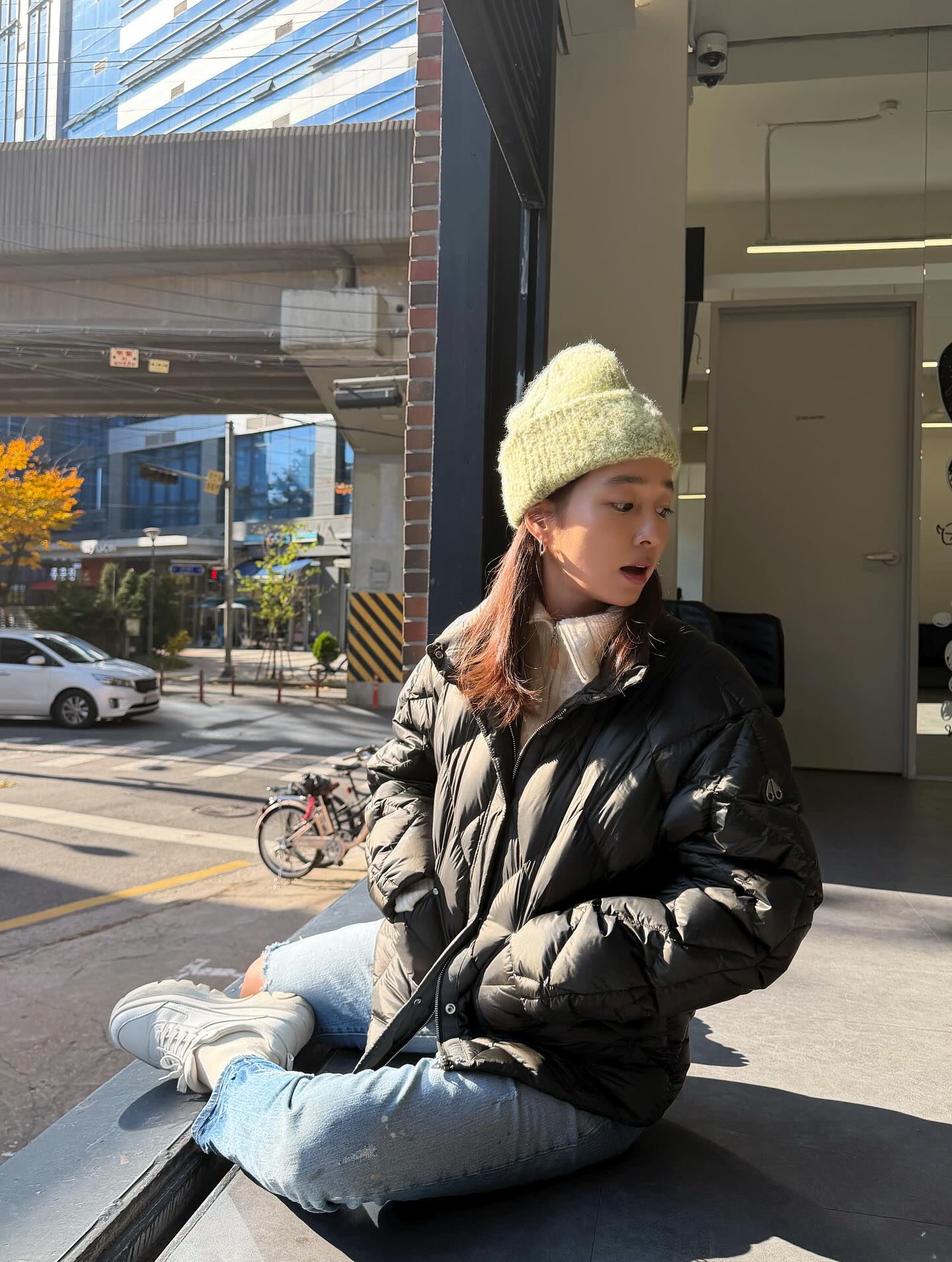 집처럼 포근한 무스너클 패딩🔥
올겨울 마르고 닳도록 입을 패딩💚🧚🏻여기서 골라보자!

지금 날씨에 필요한 이민정의 무스너클 패딩 2가지를 소개합니다.

1. 조이스 3Q 재킷, 100만 원대
목을 감싸는 하이넥과 구스다운 충전재로 가볍고 보온성이 뛰어나며, 볼륨감 있는 다이아몬드 퀼팅 패턴이 돋보이죠. 하프 집업과 데님 팬츠에 매치하면 데일리한 캐주얼 무드를, 블랙 터틀넥과 매치하면 세련된 분위기를 연출할 수 있습니다.

2. 문스톤 푸퍼 재킷, 100만 원대
나일론 소재와 오리털 충전재를 활용한 패딩으로 탈부착식 후드와 광택 마감, 금속 투웨이 지퍼 디테일이 포인트죠. 블랙 롱 슬리브와 흑청 데님 팬츠에 매치하면 스트릿한 감각의 세련된 겨울룩을 완성할 수 있습니다. 이미지1