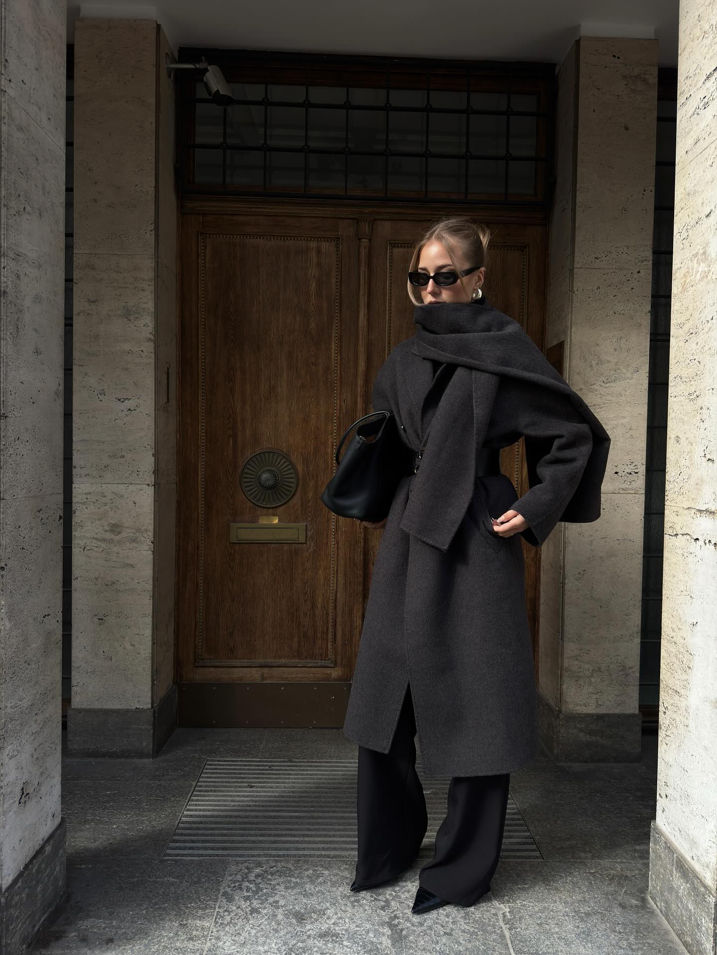 코트가 가장 예쁜 계절 오셨다🖤
겨울 롱 코트 장만하기 전✋🏻💡롱 코트 종류에 대해 미리 알고 가자

롱 코트 구매 전 참고하기 좋은 4가지 참고해 보세요.

1. 싱글 코트
단추가 한 줄 디자인된 싱글 코트는 가장 기본적인 클랙식 아이템입니다. 깔끔하고 단정한 직선적인 실루엣이 특징으로, 격식 있는 자리부터 출근룩까지 다양한 스타일에 활용하기 좋습니다.

2. 스카프 코트
최근 브랜드에서 자주 보이는 스카프 코트는 코트와 스카프가 일체형으로 구성되어 머플러 대신 활용할 수 있죠. 같은 컬러와 소재를 활용해 세련되고 우아한 분위기를 느낄 수 있습니다.

3. 더블 코트
더블 코트는 단추가 두 줄로 달려 겹쳐 여며 입는 디자인으로 클래식하고 포멀한 느낌이 돋보이죠. 싱글 코트보다 한층 더 볼륨감 있고 러프한 실루엣을 연출할 수 있습니다.

4. 벨티드 코트
허리에 벨트가 달린 벨티드 코트는 체형에 맞게 조절할 수 있어 여성스러운 허리 라인을 강조하죠. 겨울철 두꺼운 옷들로 부해 보이는 실루엣을 깔끔하게 정리할 수 있습니다. 이미지4