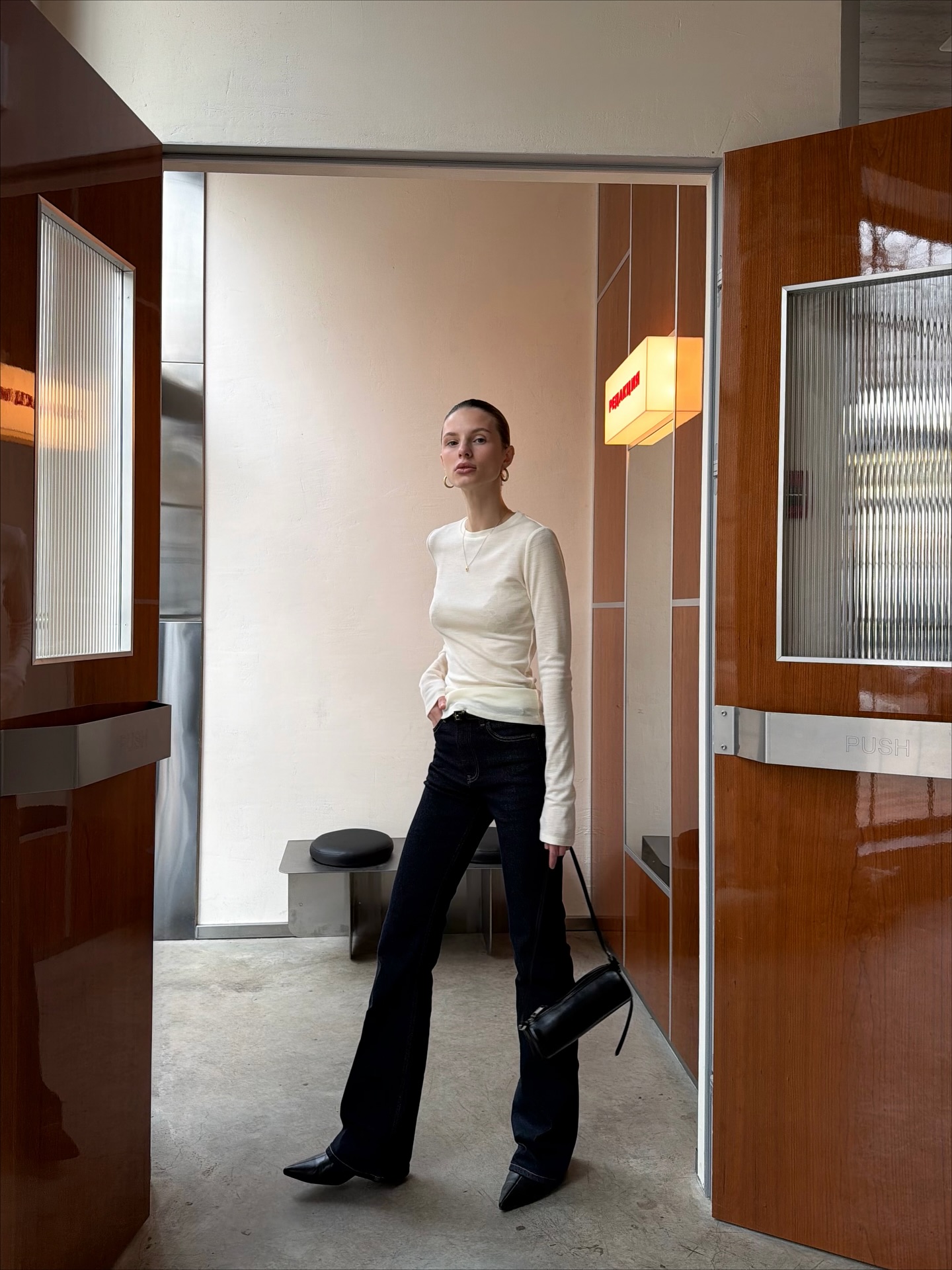 두꺼운 아우터 속 필수템✨
가볍게 받쳐 입기 좋은 기본 무지티로 데일리룩 완성하기💓 이미지5