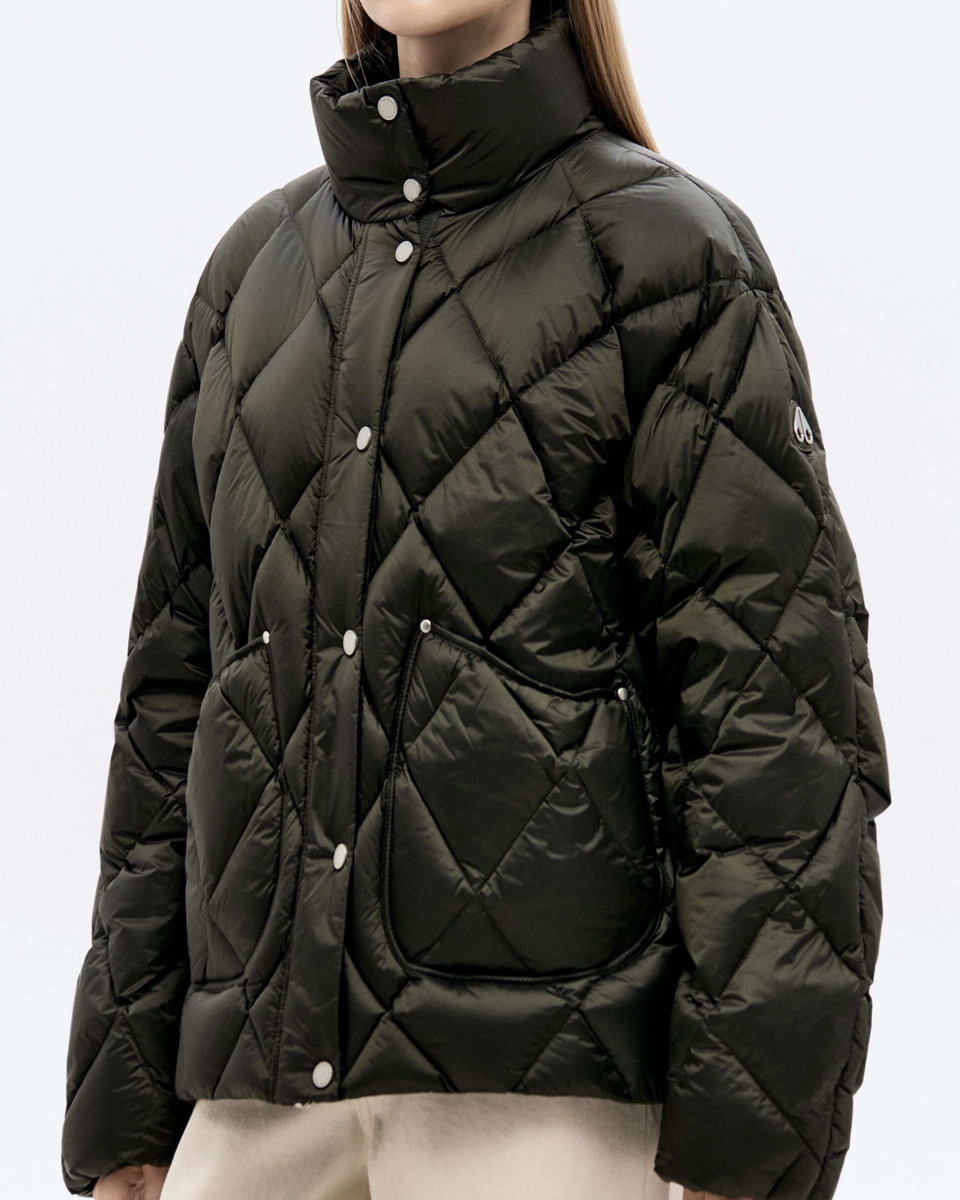 집처럼 포근한 무스너클 패딩🔥
올겨울 마르고 닳도록 입을 패딩💚🧚🏻여기서 골라보자!

지금 날씨에 필요한 이민정의 무스너클 패딩 2가지를 소개합니다.

1. 조이스 3Q 재킷, 100만 원대
목을 감싸는 하이넥과 구스다운 충전재로 가볍고 보온성이 뛰어나며, 볼륨감 있는 다이아몬드 퀼팅 패턴이 돋보이죠. 하프 집업과 데님 팬츠에 매치하면 데일리한 캐주얼 무드를, 블랙 터틀넥과 매치하면 세련된 분위기를 연출할 수 있습니다.

2. 문스톤 푸퍼 재킷, 100만 원대
나일론 소재와 오리털 충전재를 활용한 패딩으로 탈부착식 후드와 광택 마감, 금속 투웨이 지퍼 디테일이 포인트죠. 블랙 롱 슬리브와 흑청 데님 팬츠에 매치하면 스트릿한 감각의 세련된 겨울룩을 완성할 수 있습니다. 이미지4