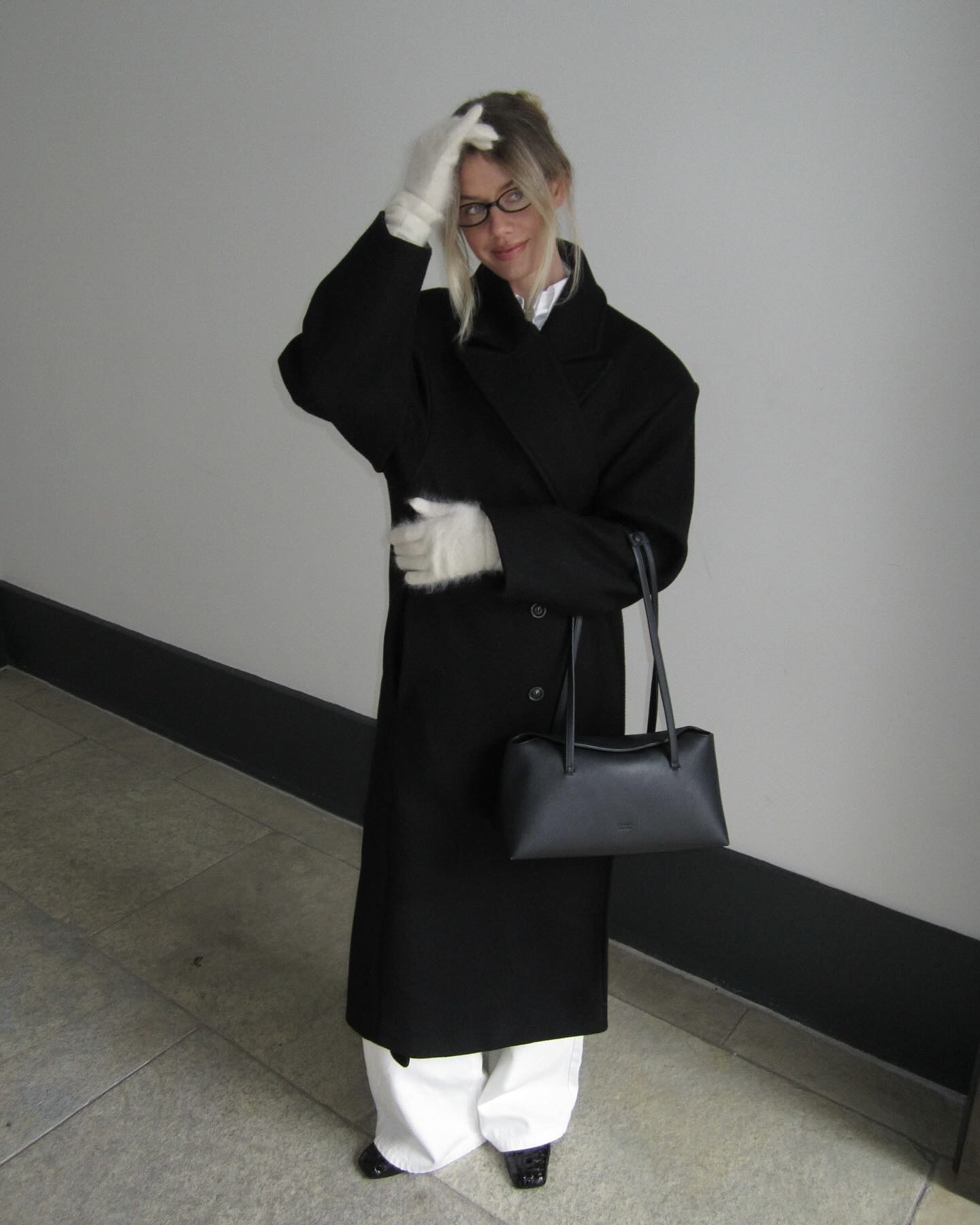 화이트 팬츠엔 롱코트 문제없어🤍
겨울 출근룩엔 화이트 팬츠와 롱코트 조합으로 미니멀하게✨🖤 이미지5