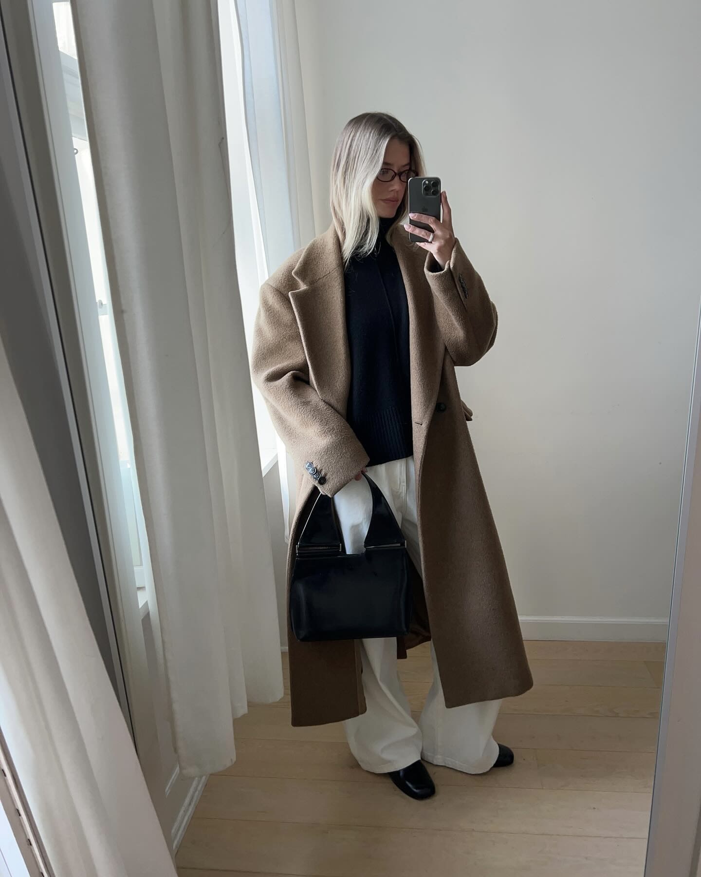 화이트 팬츠엔 롱코트 문제없어🤍
겨울 출근룩엔 화이트 팬츠와 롱코트 조합으로 미니멀하게✨🖤 이미지4