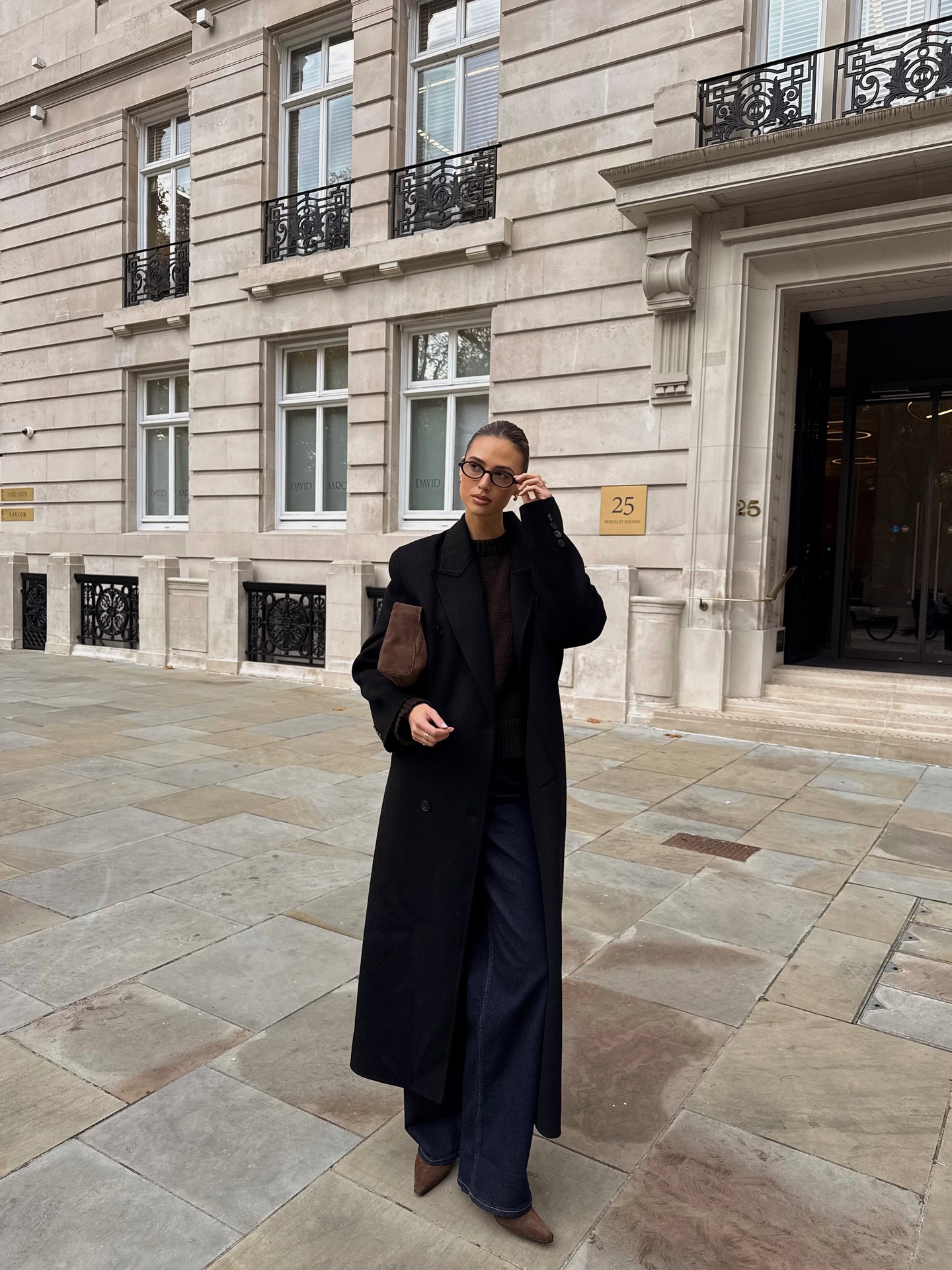 겨울에 제일 자주 입는 블랙 롱코트🖤
깔끔한 실루엣 하나로 시크한 겨울룩 완성✨❄️ 이미지5