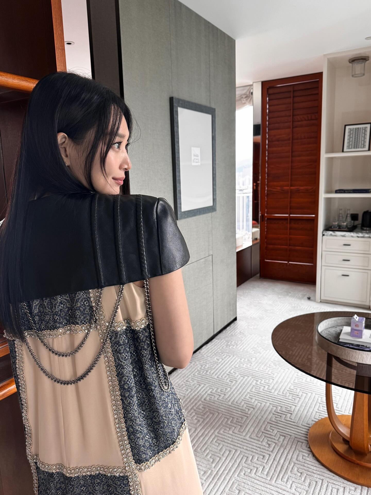 얼굴 반쪽처럼 보이는 사이드 뱅😯
머리를 묶어도 풀어도 예쁜 사이드 뱅💘🎶요즘엔 필수야! 이미지2