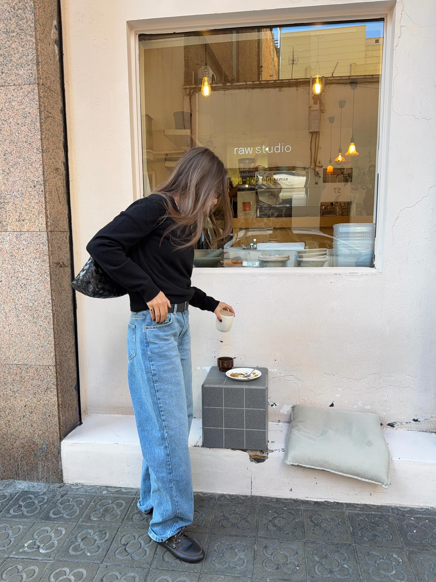 두꺼운 아우터 속 필수템✨
가볍게 받쳐 입기 좋은 기본 무지티로 데일리룩 완성하기💓 이미지7