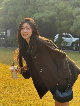 요즘 유행하는 미디 코트🧥
숏보다 따뜻한 미디코트로 데일리룩 코디하기🤎✨ 이미지