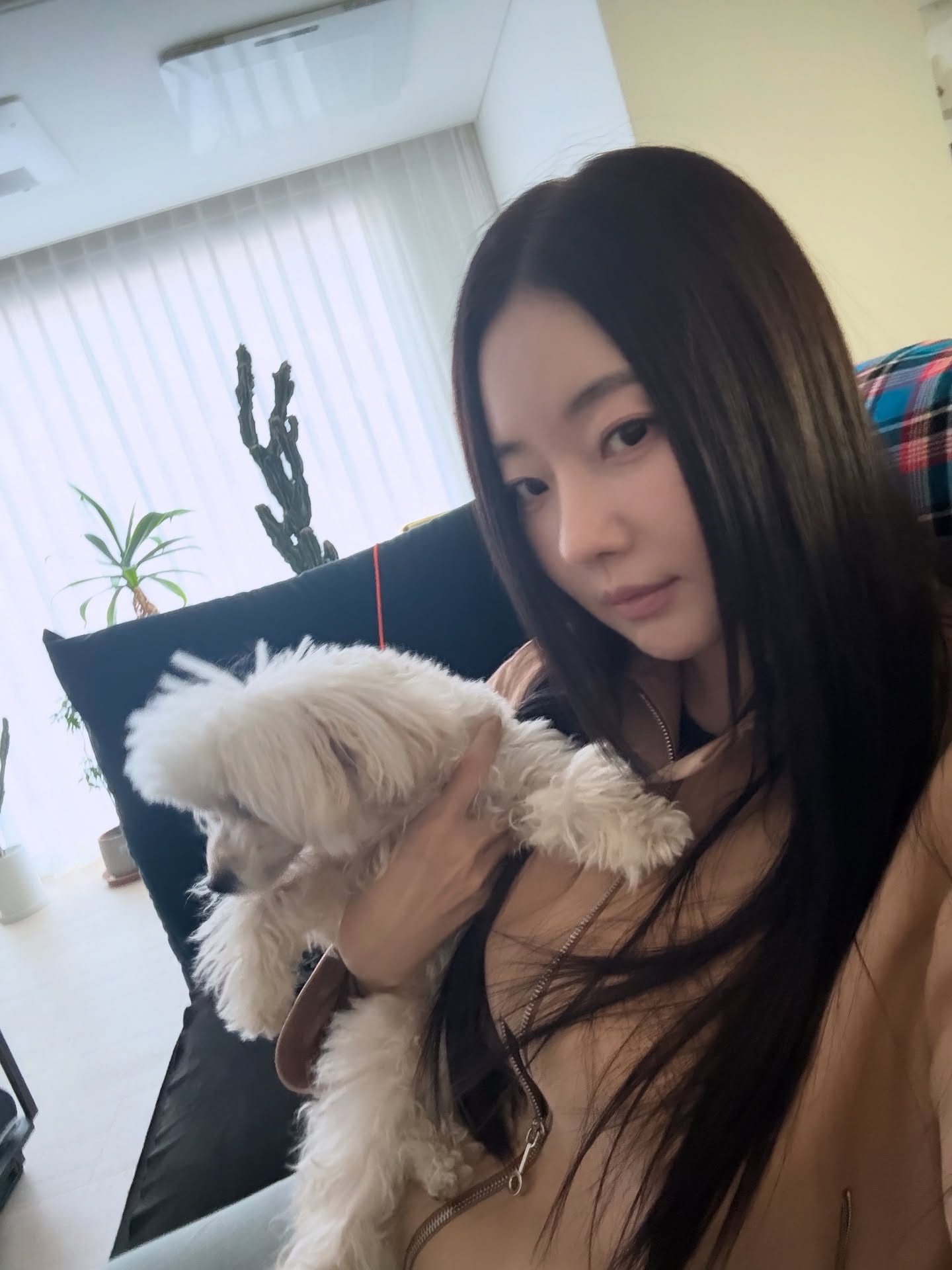 차분하고 세련됐다?✨
단발병도 잊게 하는 긴 생머리의 매력💇‍♀️🖤 이미지2