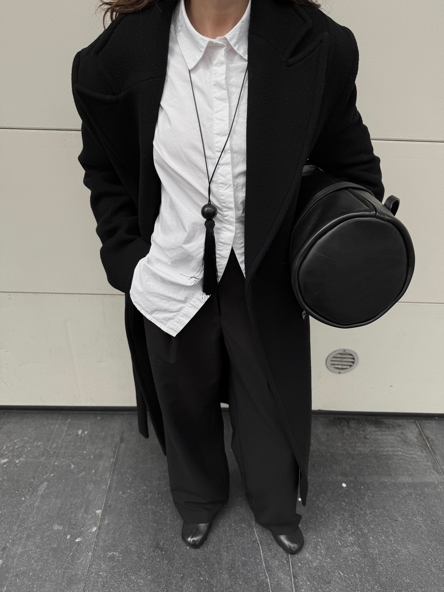 코트가 가장 예쁜 계절 오셨다🖤
겨울 롱 코트 장만하기 전✋🏻💡롱 코트 종류에 대해 미리 알고 가자

롱 코트 구매 전 참고하기 좋은 4가지 참고해 보세요.

1. 싱글 코트
단추가 한 줄 디자인된 싱글 코트는 가장 기본적인 클랙식 아이템입니다. 깔끔하고 단정한 직선적인 실루엣이 특징으로, 격식 있는 자리부터 출근룩까지 다양한 스타일에 활용하기 좋습니다.

2. 스카프 코트
최근 브랜드에서 자주 보이는 스카프 코트는 코트와 스카프가 일체형으로 구성되어 머플러 대신 활용할 수 있죠. 같은 컬러와 소재를 활용해 세련되고 우아한 분위기를 느낄 수 있습니다.

3. 더블 코트
더블 코트는 단추가 두 줄로 달려 겹쳐 여며 입는 디자인으로 클래식하고 포멀한 느낌이 돋보이죠. 싱글 코트보다 한층 더 볼륨감 있고 러프한 실루엣을 연출할 수 있습니다.

4. 벨티드 코트
허리에 벨트가 달린 벨티드 코트는 체형에 맞게 조절할 수 있어 여성스러운 허리 라인을 강조하죠. 겨울철 두꺼운 옷들로 부해 보이는 실루엣을 깔끔하게 정리할 수 있습니다. 이미지6