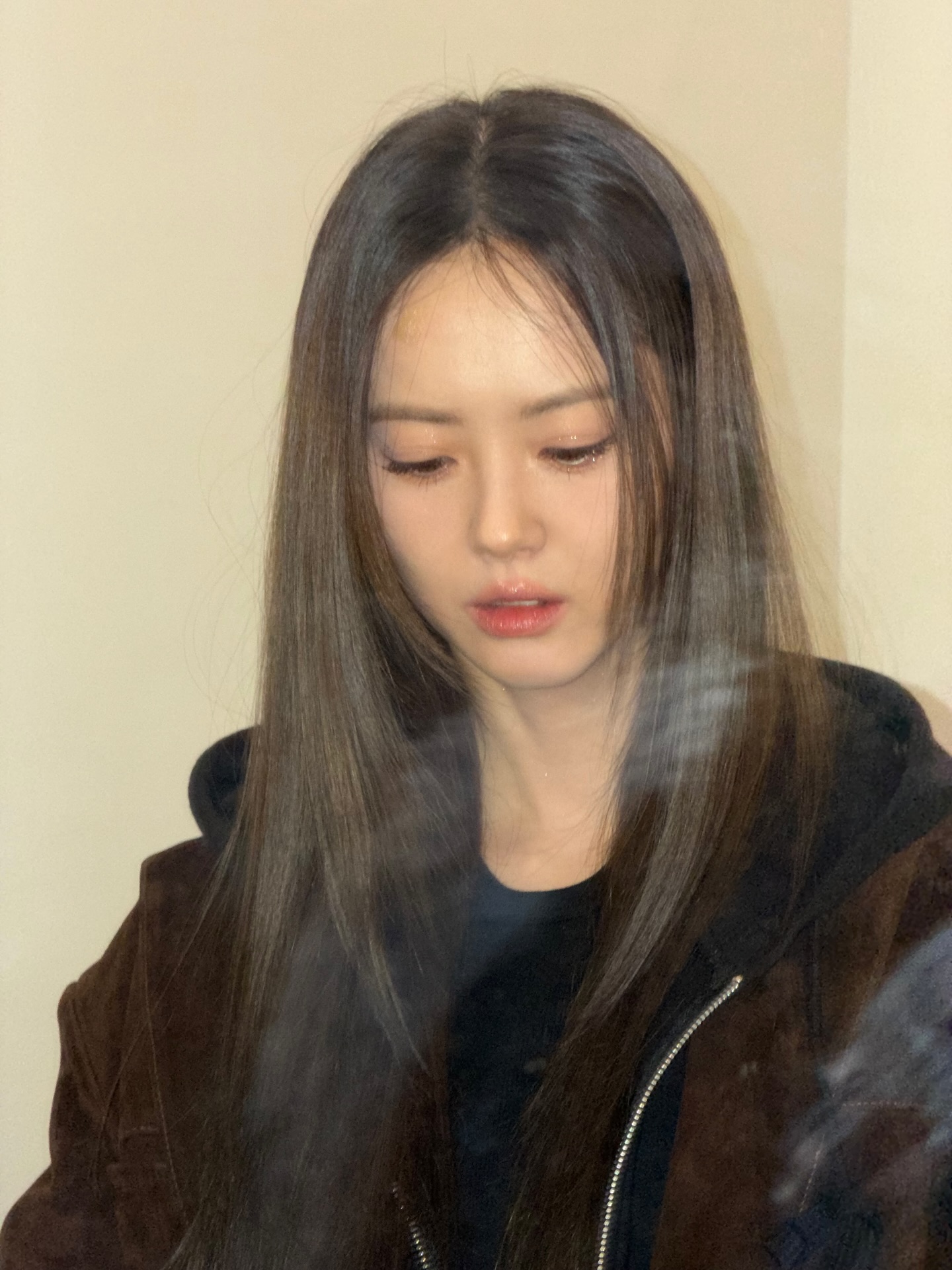 차분하고 세련됐다?✨
단발병도 잊게 하는 긴 생머리의 매력💇‍♀️🖤 이미지4