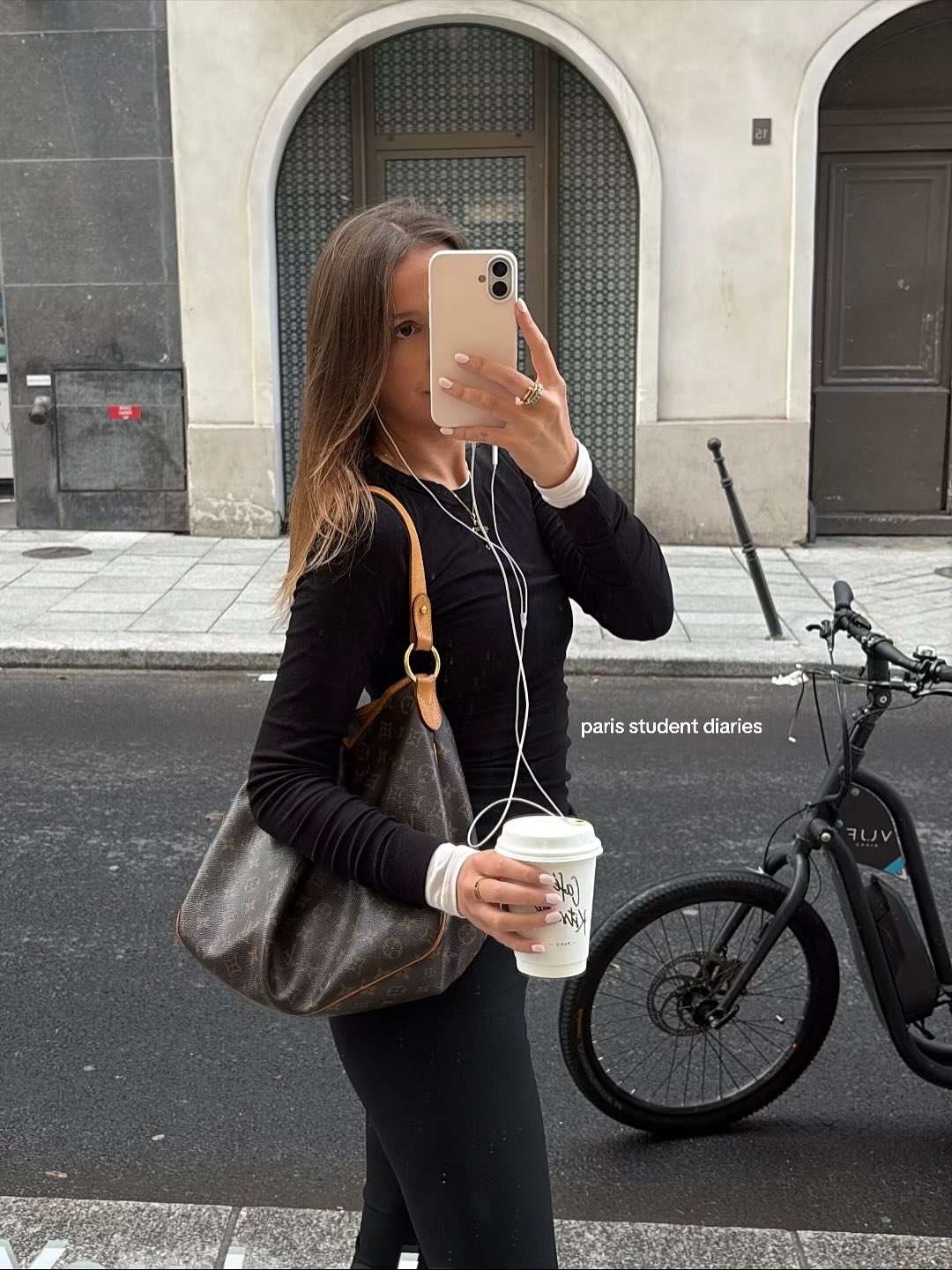 두꺼운 아우터 속 필수템✨
가볍게 받쳐 입기 좋은 기본 무지티로 데일리룩 완성하기💓 이미지6