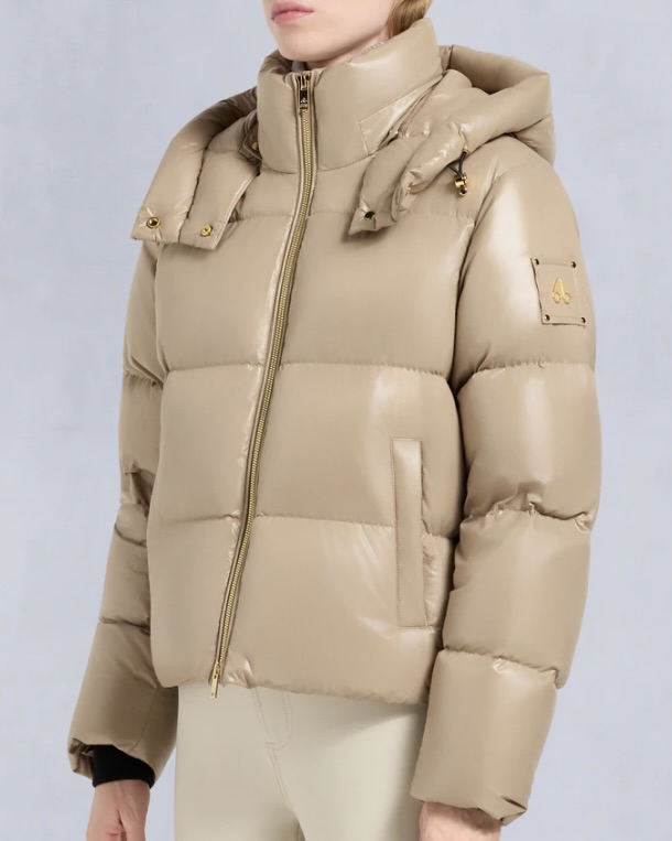 집처럼 포근한 무스너클 패딩🔥
올겨울 마르고 닳도록 입을 패딩💚🧚🏻여기서 골라보자!

지금 날씨에 필요한 이민정의 무스너클 패딩 2가지를 소개합니다.

1. 조이스 3Q 재킷, 100만 원대
목을 감싸는 하이넥과 구스다운 충전재로 가볍고 보온성이 뛰어나며, 볼륨감 있는 다이아몬드 퀼팅 패턴이 돋보이죠. 하프 집업과 데님 팬츠에 매치하면 데일리한 캐주얼 무드를, 블랙 터틀넥과 매치하면 세련된 분위기를 연출할 수 있습니다.

2. 문스톤 푸퍼 재킷, 100만 원대
나일론 소재와 오리털 충전재를 활용한 패딩으로 탈부착식 후드와 광택 마감, 금속 투웨이 지퍼 디테일이 포인트죠. 블랙 롱 슬리브와 흑청 데님 팬츠에 매치하면 스트릿한 감각의 세련된 겨울룩을 완성할 수 있습니다. 이미지7