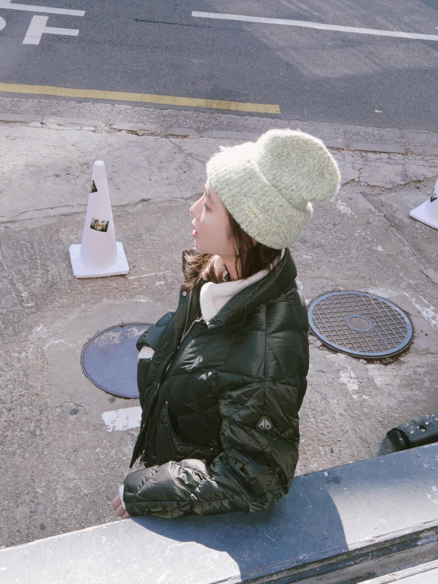 집처럼 포근한 무스너클 패딩🔥
올겨울 마르고 닳도록 입을 패딩💚🧚🏻여기서 골라보자!

지금 날씨에 필요한 이민정의 무스너클 패딩 2가지를 소개합니다.

1. 조이스 3Q 재킷, 100만 원대
목을 감싸는 하이넥과 구스다운 충전재로 가볍고 보온성이 뛰어나며, 볼륨감 있는 다이아몬드 퀼팅 패턴이 돋보이죠. 하프 집업과 데님 팬츠에 매치하면 데일리한 캐주얼 무드를, 블랙 터틀넥과 매치하면 세련된 분위기를 연출할 수 있습니다.

2. 문스톤 푸퍼 재킷, 100만 원대
나일론 소재와 오리털 충전재를 활용한 패딩으로 탈부착식 후드와 광택 마감, 금속 투웨이 지퍼 디테일이 포인트죠. 블랙 롱 슬리브와 흑청 데님 팬츠에 매치하면 스트릿한 감각의 세련된 겨울룩을 완성할 수 있습니다. 이미지3