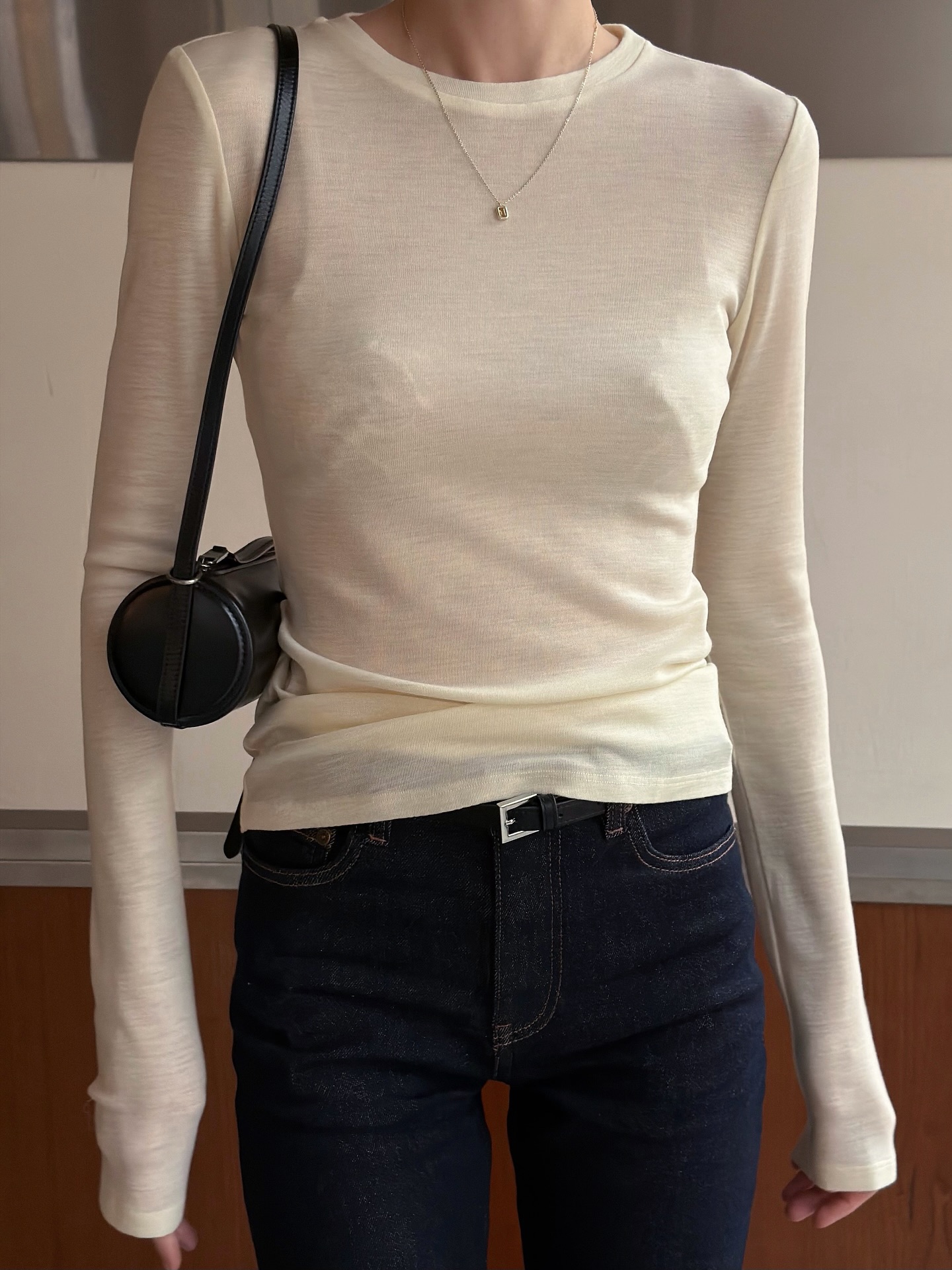 두꺼운 아우터 속 필수템✨
가볍게 받쳐 입기 좋은 기본 무지티로 데일리룩 완성하기💓 이미지1