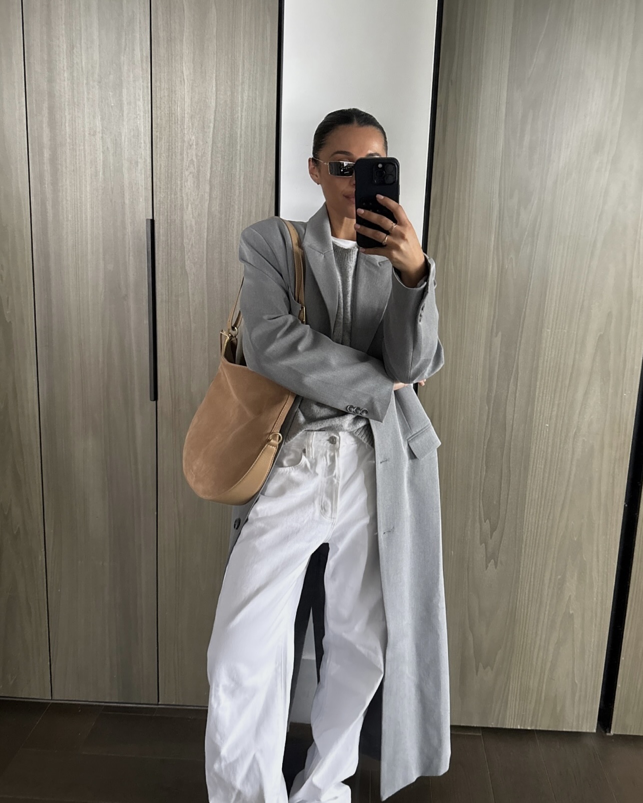 화이트 팬츠엔 롱코트 문제없어🤍
겨울 출근룩엔 화이트 팬츠와 롱코트 조합으로 미니멀하게✨🖤 이미지2