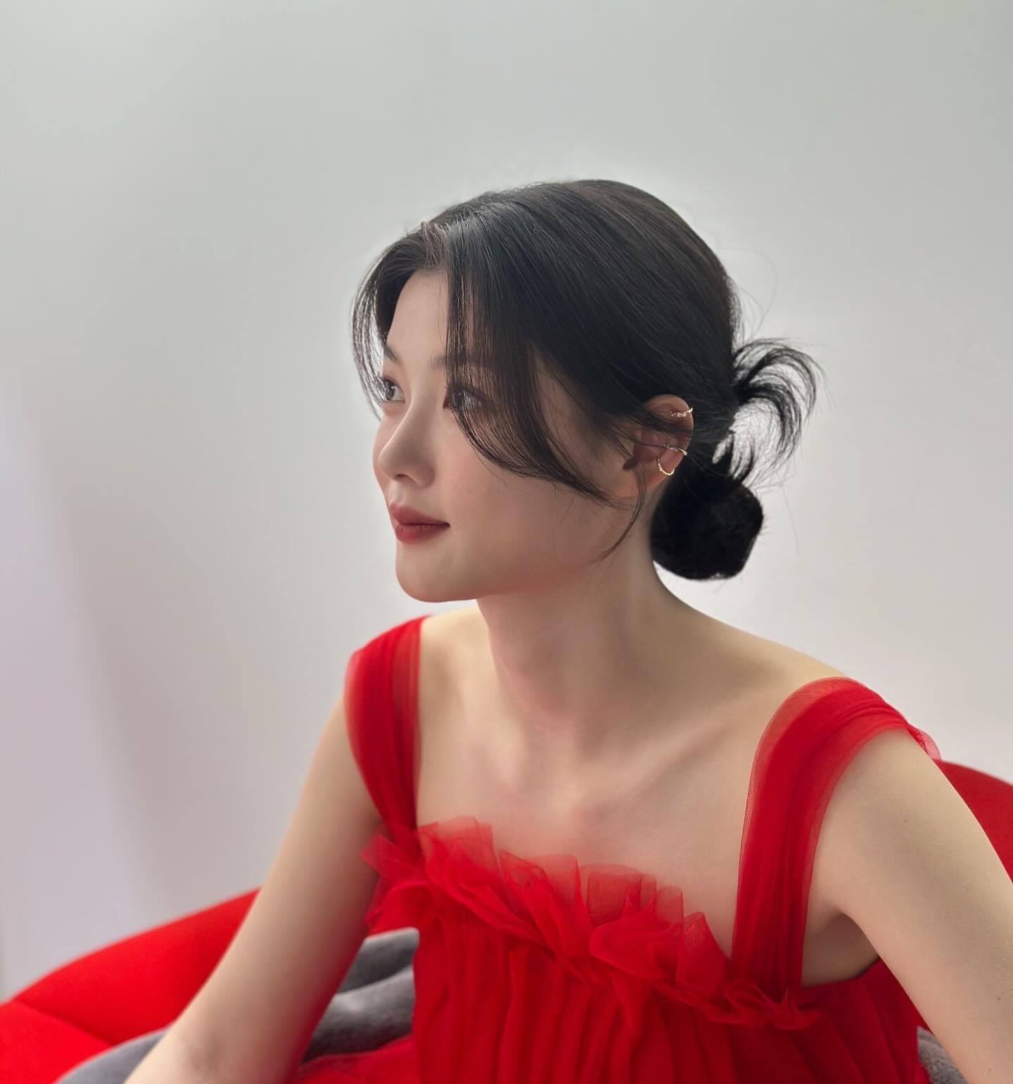 얼굴 반쪽처럼 보이는 사이드 뱅😯
머리를 묶어도 풀어도 예쁜 사이드 뱅💘🎶요즘엔 필수야! 이미지7