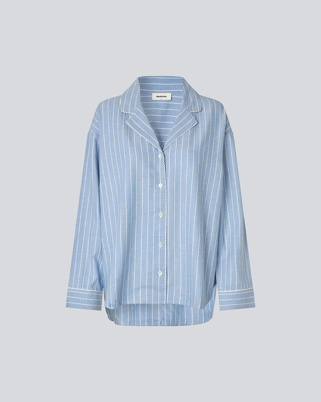 집에서도 편하고 스타일리시해🤍
포인텔 셋업부터 스트라이프까지🛌 홈웨어도 꾸안꾸로🌟
편하게 입기 좋은 홈웨어, 지금 소개해드릴게요.
1. 조세핀 롱슬리브 셋업, 각 8만 원대
포인텔 코튼 소재로 제작된 화이트 셋업입니다. 레이스 트리밍이 더해져 클래식하고 페미닌한 무드를 주며, 원마일웨어로도 활용할 수 있습니다.
2. 조세핀 파자마, 10만 원대
코튼 소재로 제작된 블루 스트라이프 파자마 세트입니다. 클래식 카라와 드로스트링 팬츠로 편안한 착용감을 주는데요. 파스텔톤의 내추럴한 무드로 스타일리시한 홈웨어룩을 연출할 수 있습니다. 이미지9