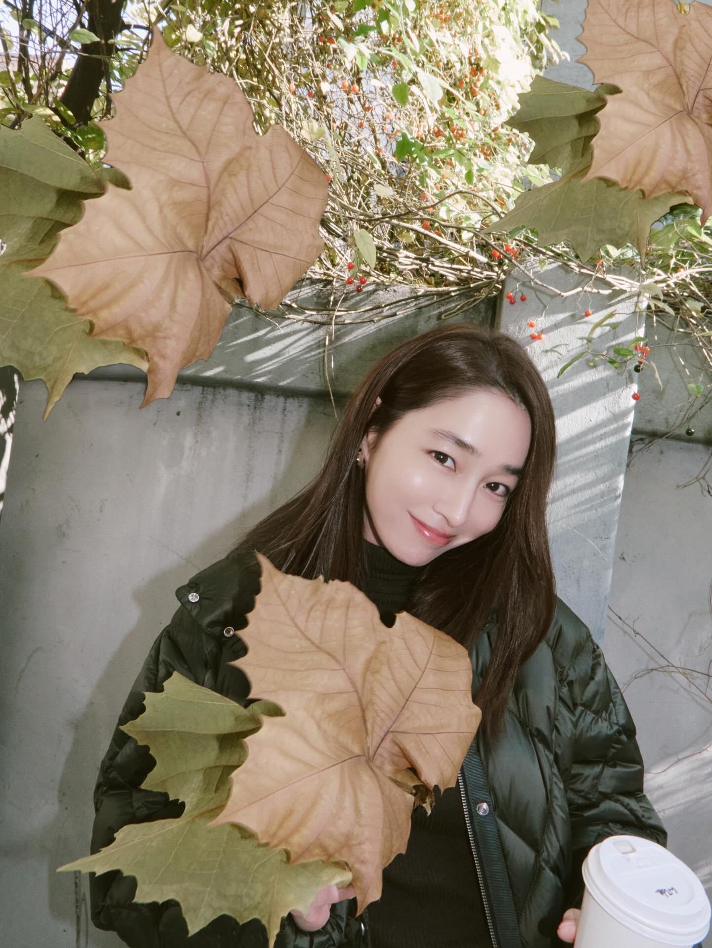 집처럼 포근한 무스너클 패딩🔥
올겨울 마르고 닳도록 입을 패딩💚🧚🏻여기서 골라보자!

지금 날씨에 필요한 이민정의 무스너클 패딩 2가지를 소개합니다.

1. 조이스 3Q 재킷, 100만 원대
목을 감싸는 하이넥과 구스다운 충전재로 가볍고 보온성이 뛰어나며, 볼륨감 있는 다이아몬드 퀼팅 패턴이 돋보이죠. 하프 집업과 데님 팬츠에 매치하면 데일리한 캐주얼 무드를, 블랙 터틀넥과 매치하면 세련된 분위기를 연출할 수 있습니다.

2. 문스톤 푸퍼 재킷, 100만 원대
나일론 소재와 오리털 충전재를 활용한 패딩으로 탈부착식 후드와 광택 마감, 금속 투웨이 지퍼 디테일이 포인트죠. 블랙 롱 슬리브와 흑청 데님 팬츠에 매치하면 스트릿한 감각의 세련된 겨울룩을 완성할 수 있습니다. 이미지2