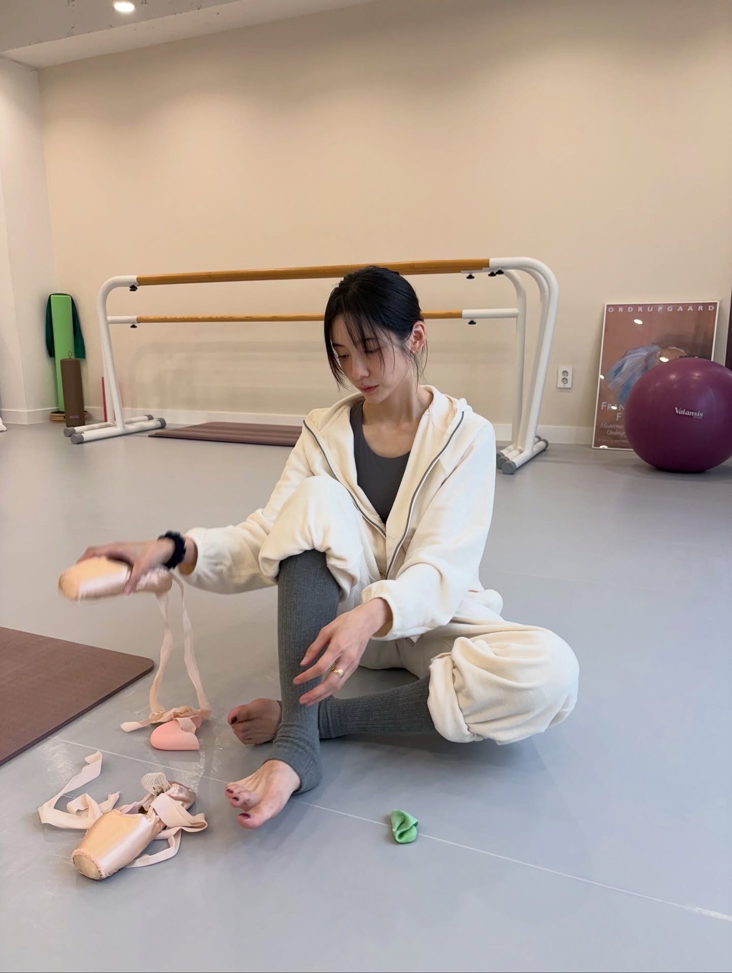 추울 땐 실내에서 가볍게 운동🏃‍♀️
따뜻하게 발레하면서 라인까지 만들어봐🩰🤍 이미지8